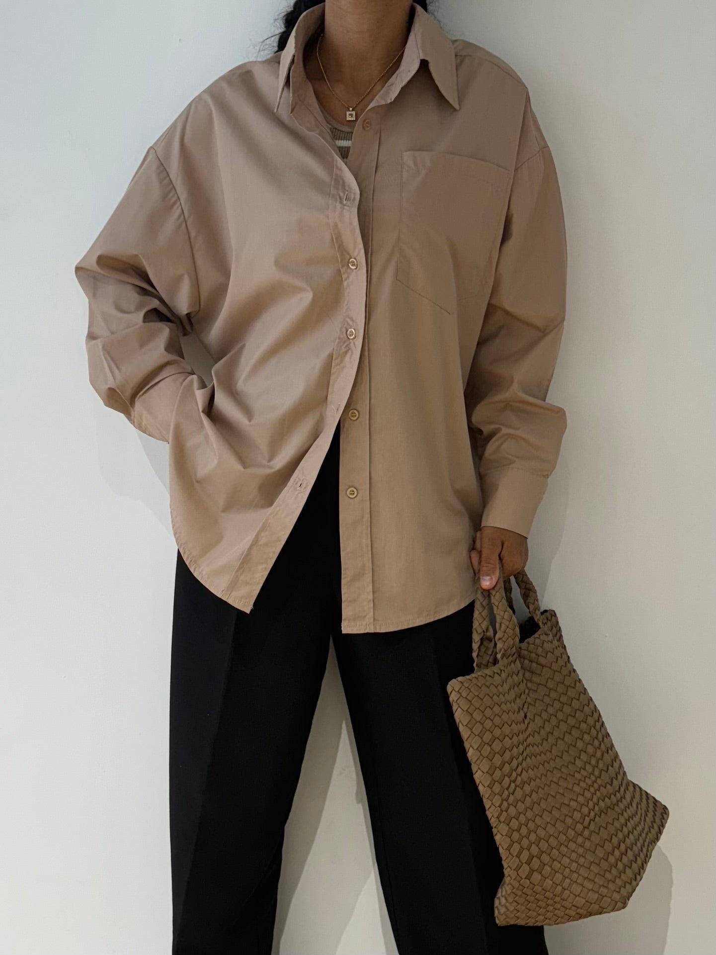 Chemise Oversize Femme Disponible en Noir Beige Kaki et Blanc KATA PARIS