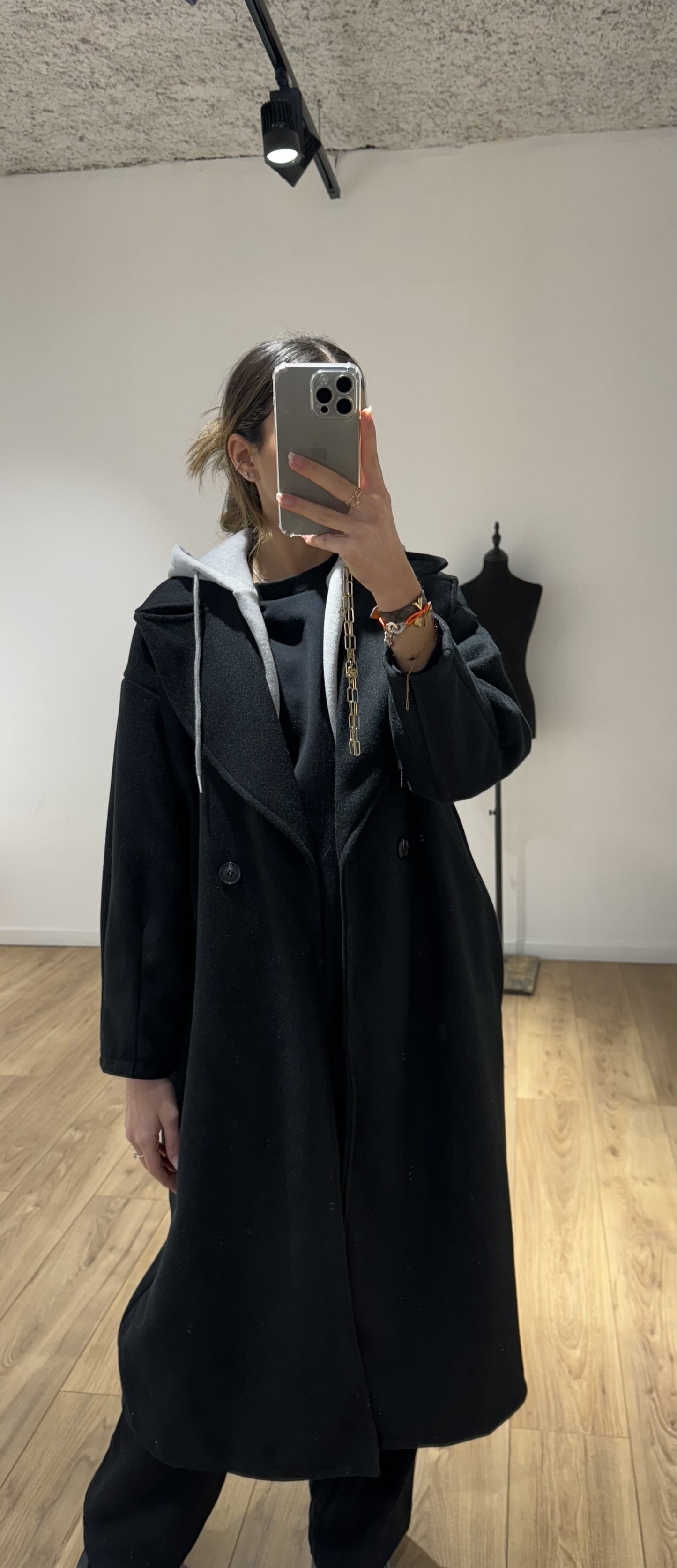 Accessoirisez votre garde-robe d'hiver avec ce manteau noir à capuche, parfait pour 2024.