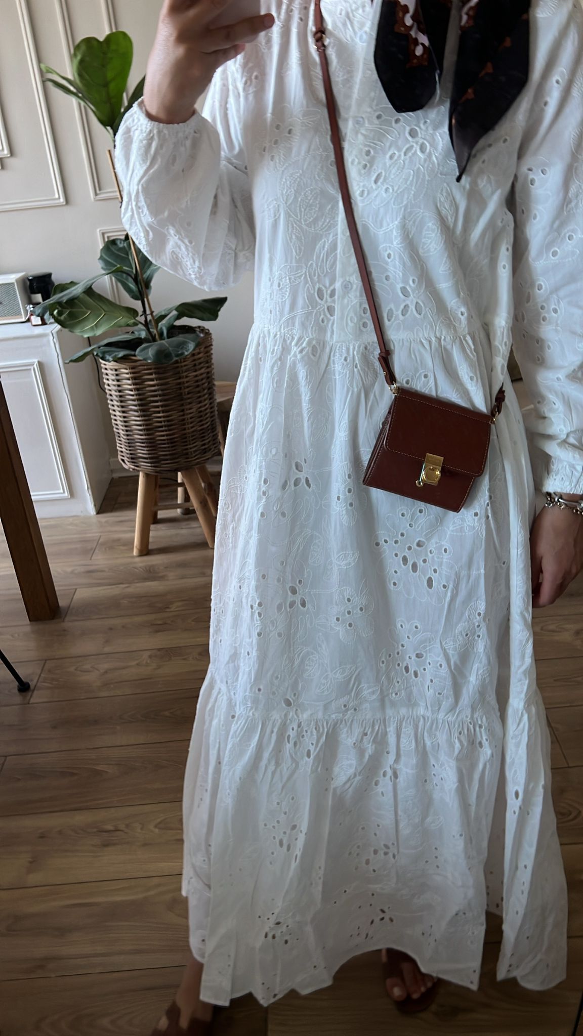 Robe longue d'été blanche portée avec un sac en bandoulière