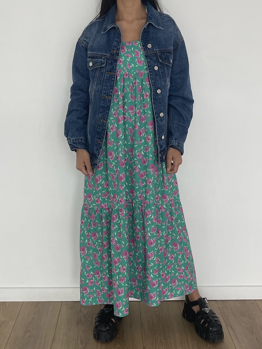 Robe florale élégante agrémentée d'une veste en jean pour un style décontracté