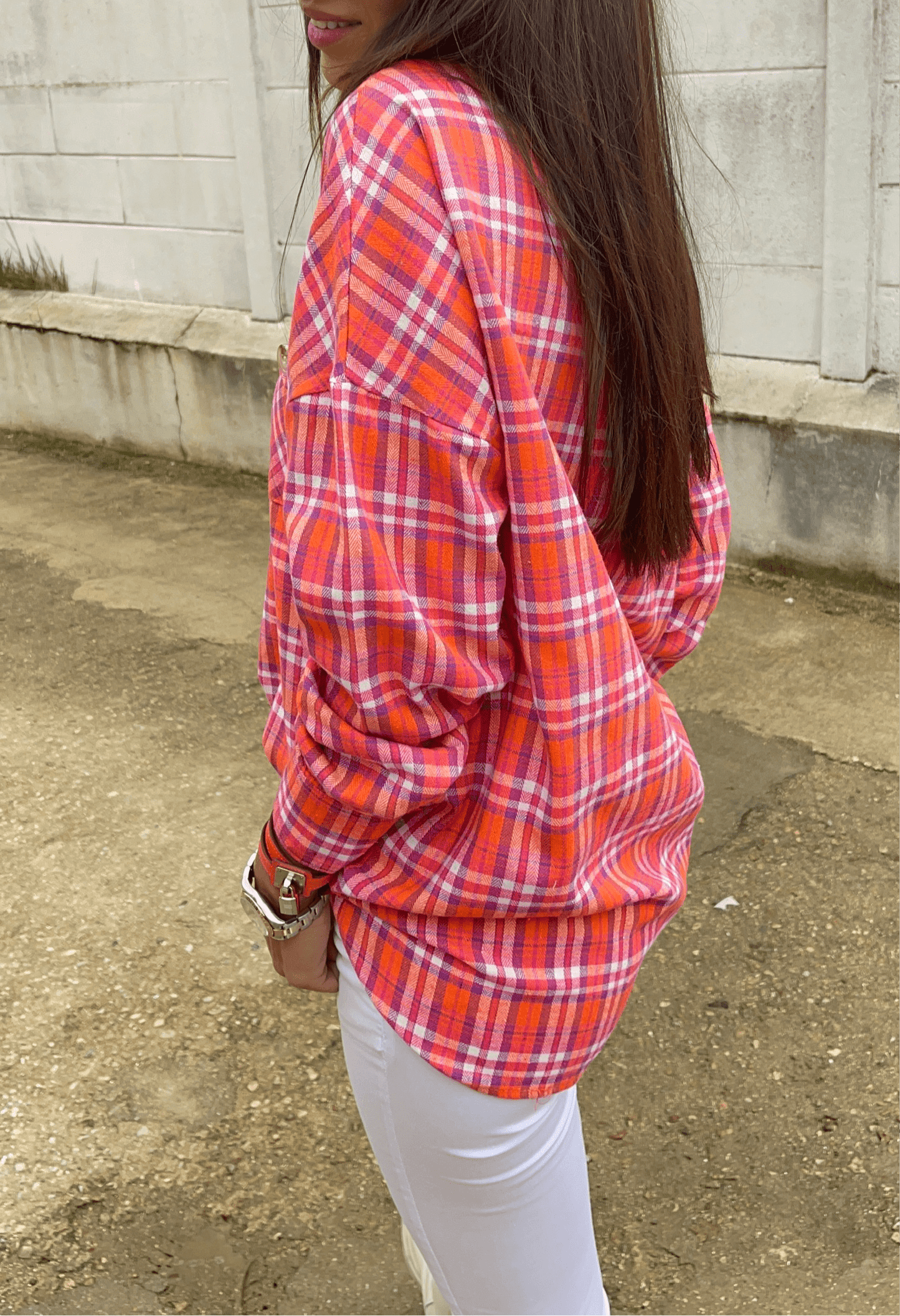 Vue arrière d'une femme portant une chemise à carreaux orange