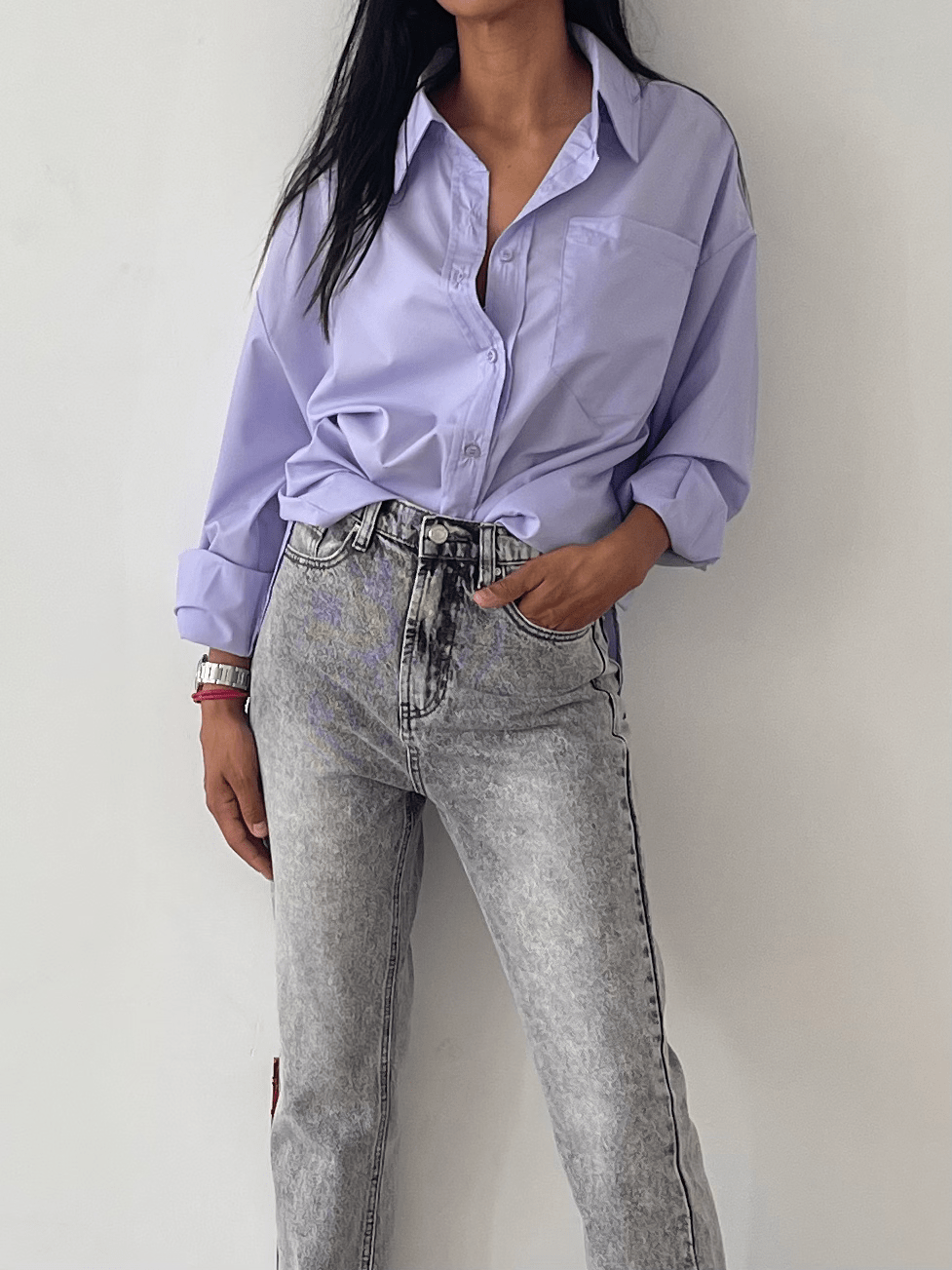 Chemise oversize violet pastel, coupe ample et féminine