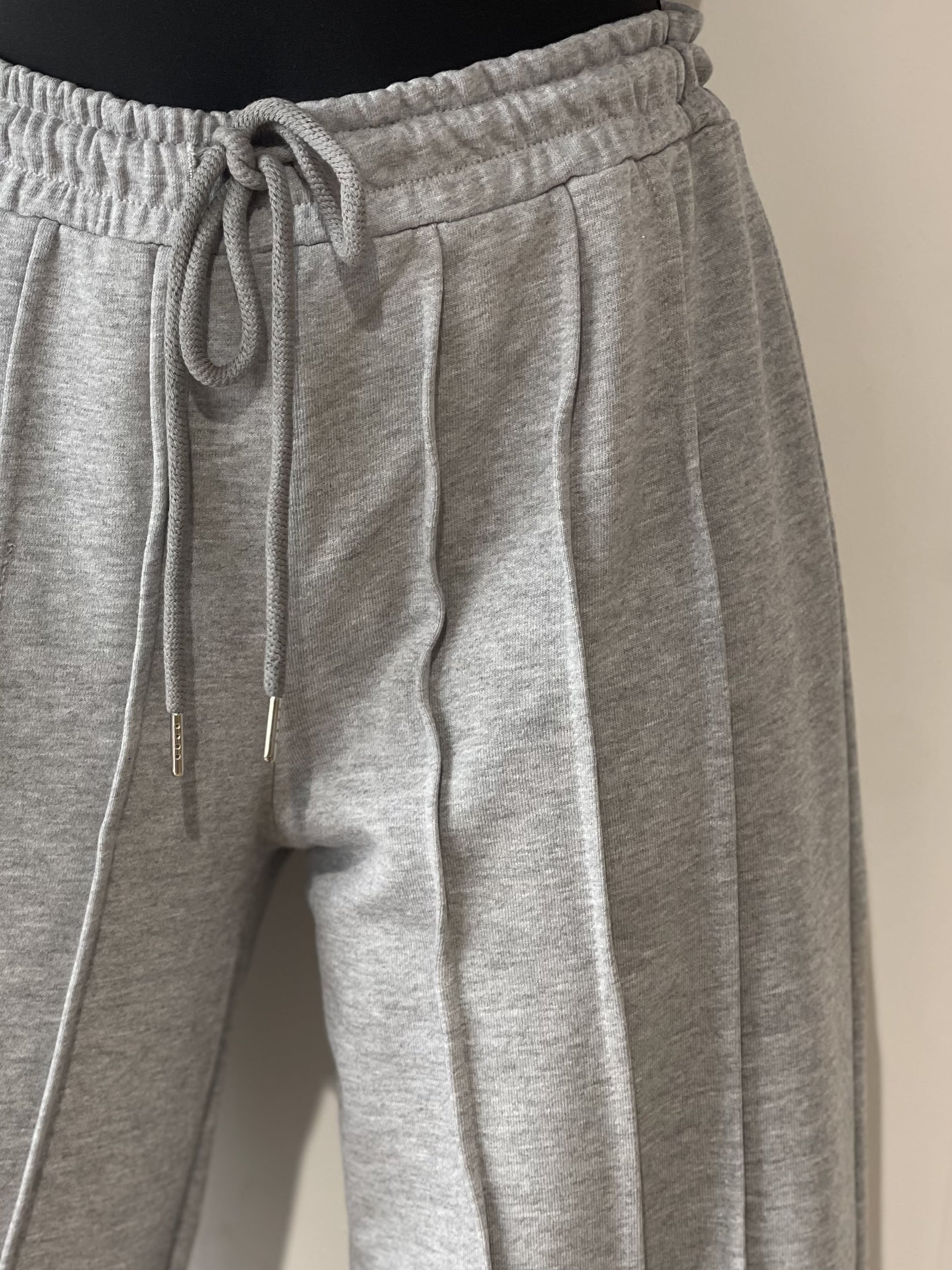 Détail du pantalon jog gris Nao avec cordon en coton naturel