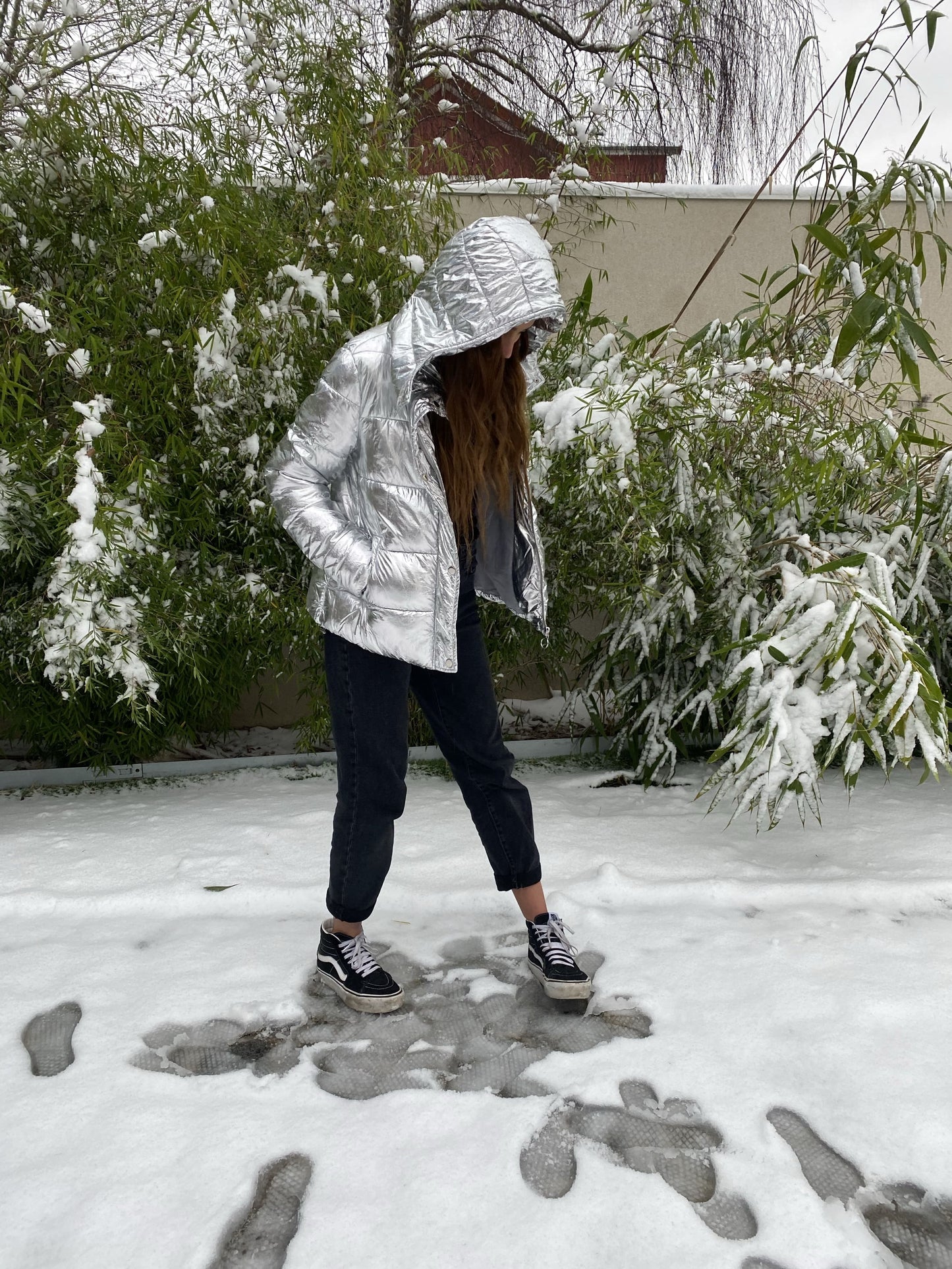 Jeu de lumière hivernale avec doudoune argentée