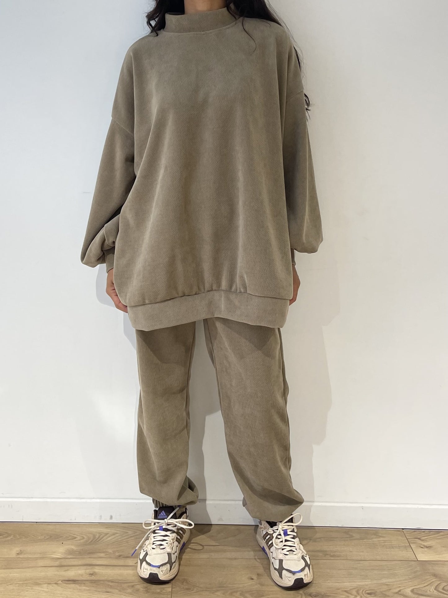 Ensemble côtelé beige pour femme, pull oversize et pantalon confortable, vue complète.