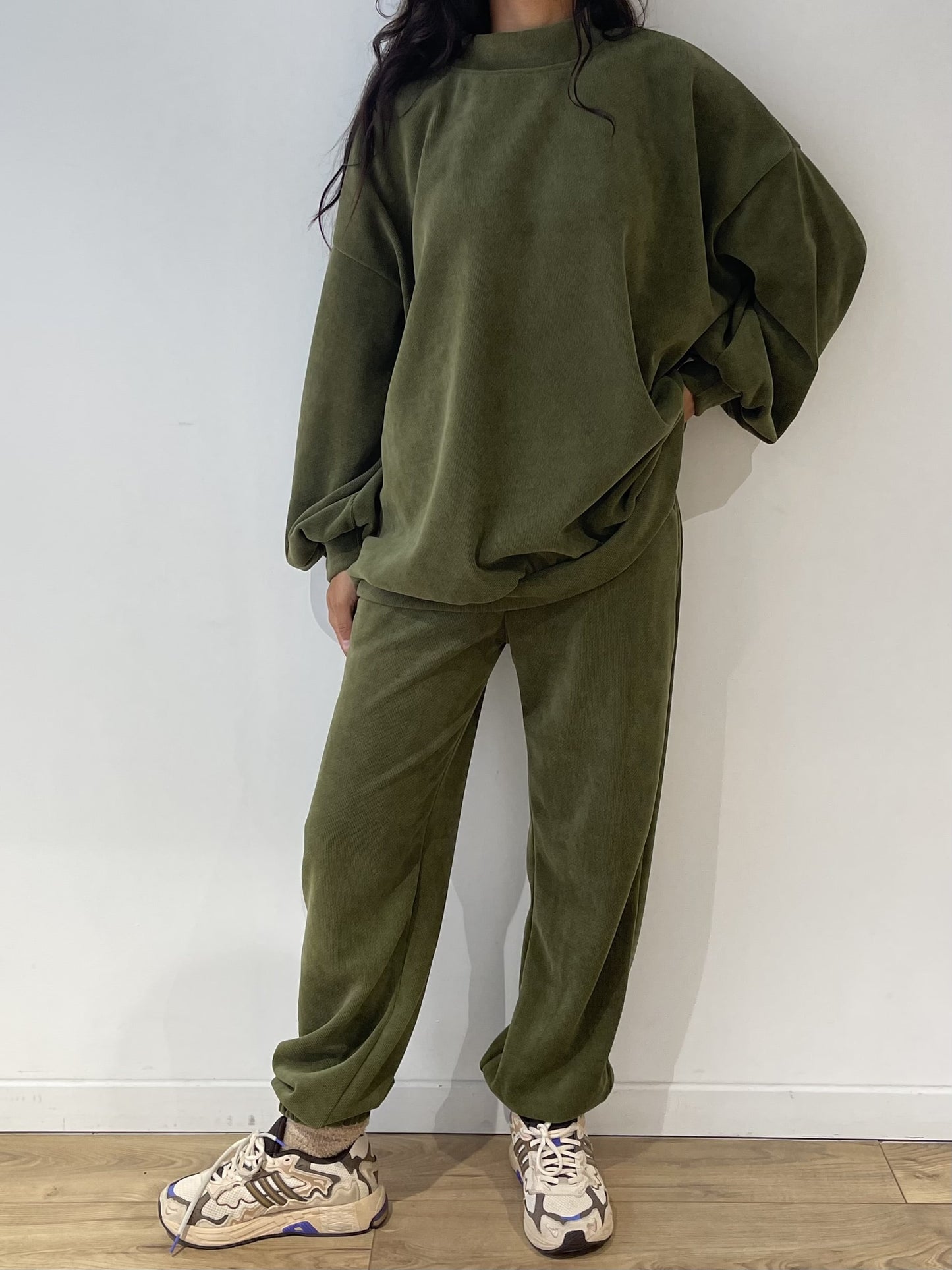 Ensemble côtelé kaki pour femme, pull oversize et pantalon confortable, vue complète.