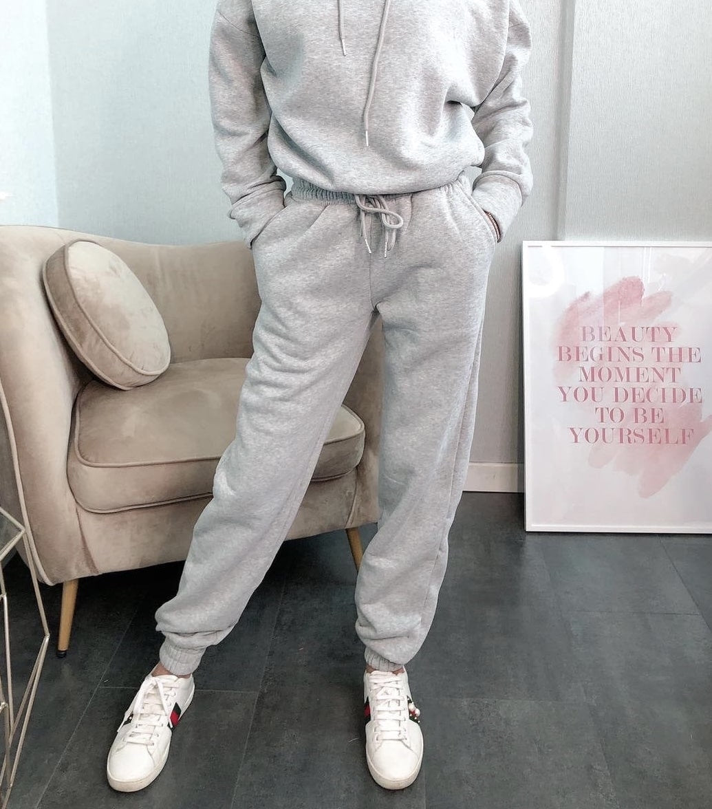 Ensemble de jogging gris pour femme assorti à des baskets blanches