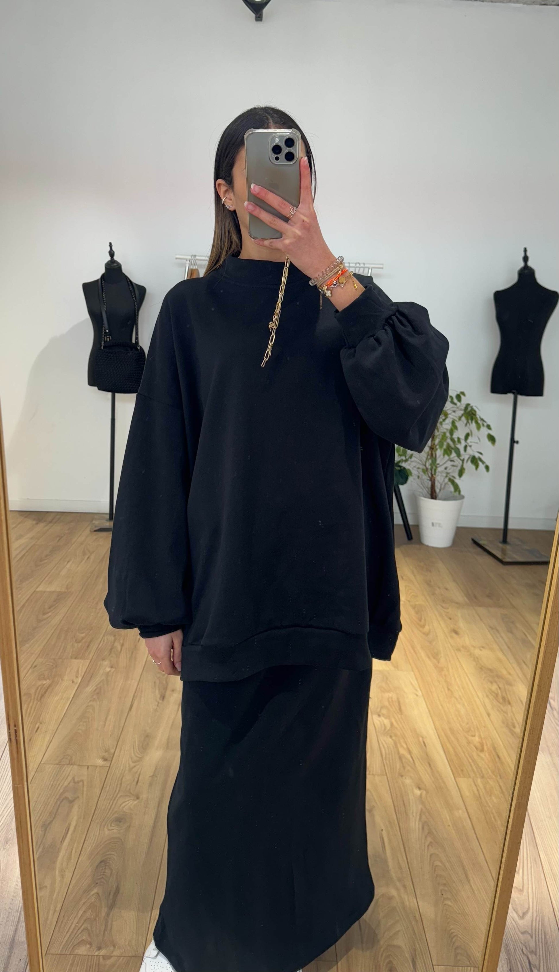 Selfie de femme en ensemble jupe et pull noir 100% coton