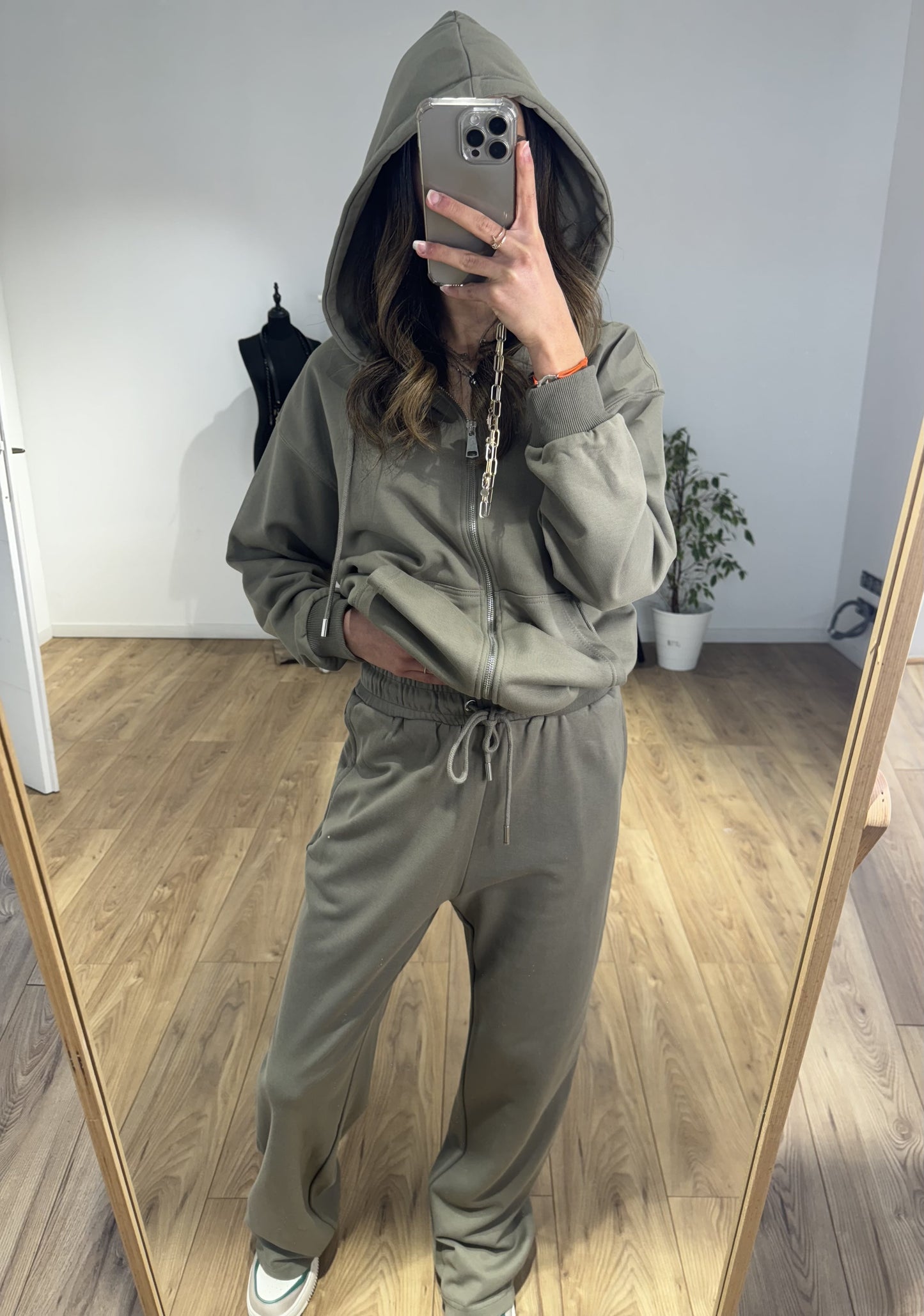 Tenue décontractée avec pantalon et hoodie en coton couleur kaki