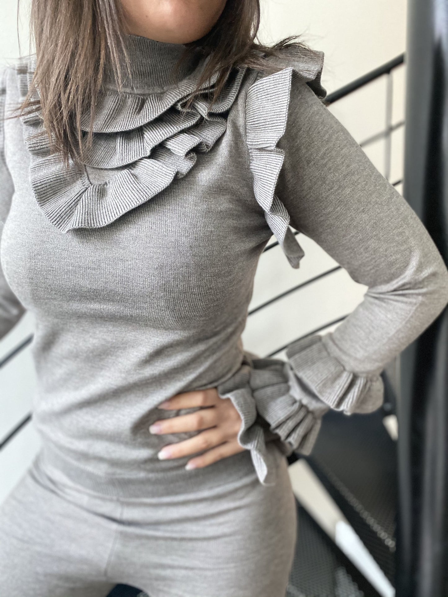 femme portant un ensemble de pull à volants gris, style décontracté chic