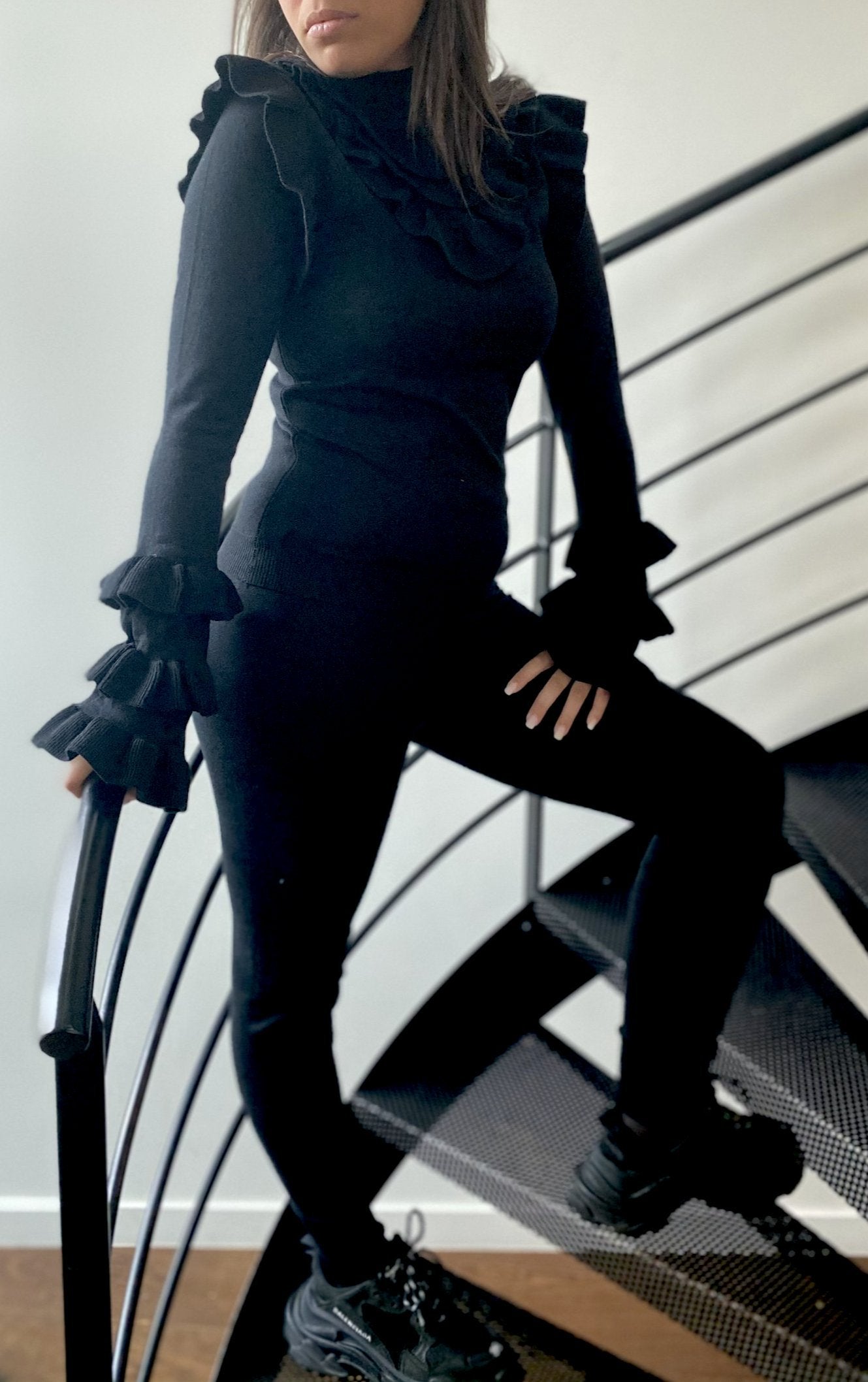 ensemble de pull noir à volants pour femme, parfait pour une tenue sophistiquée