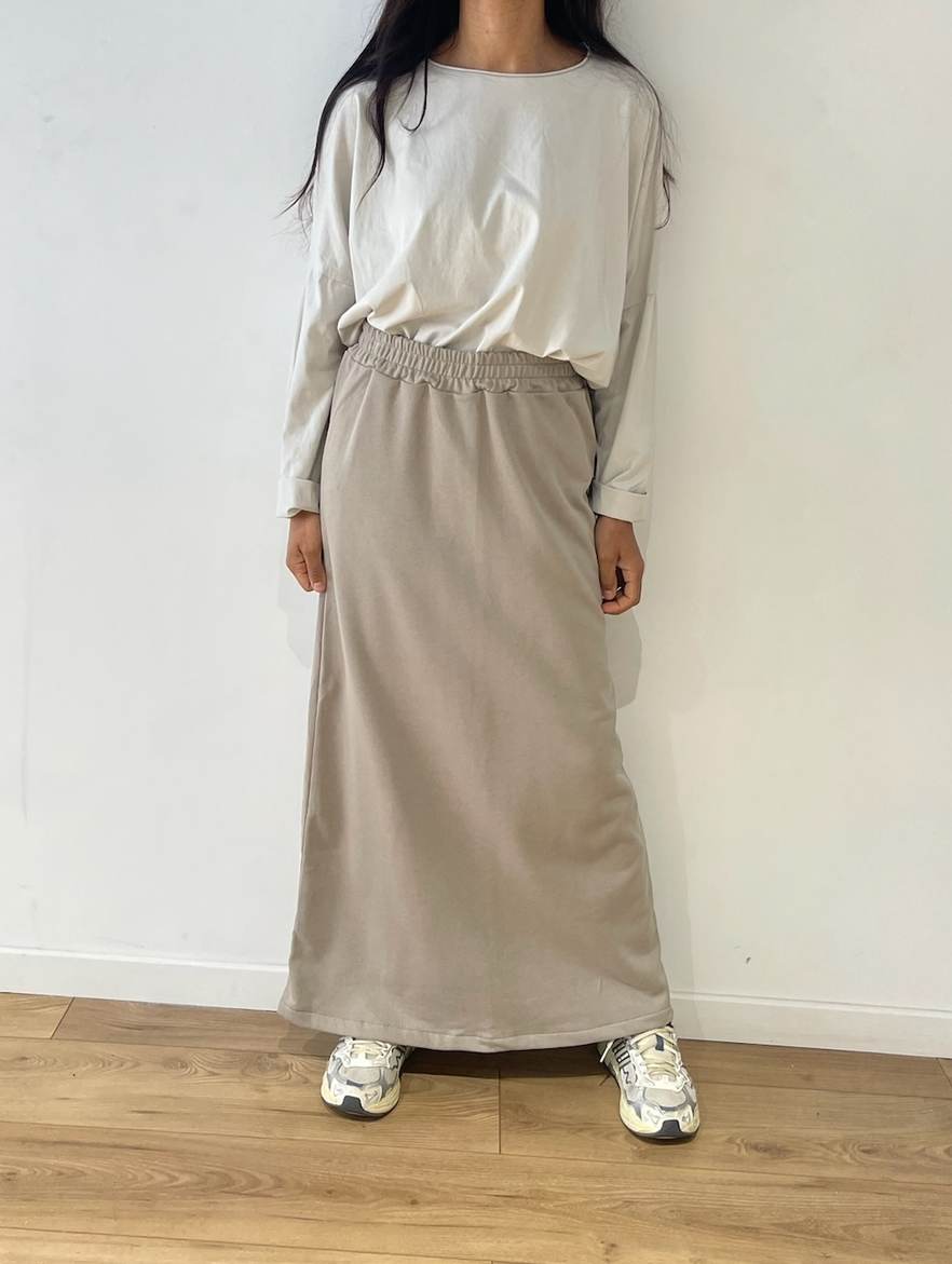 Femme présentant un ensemble jupe et tshirt en taupe