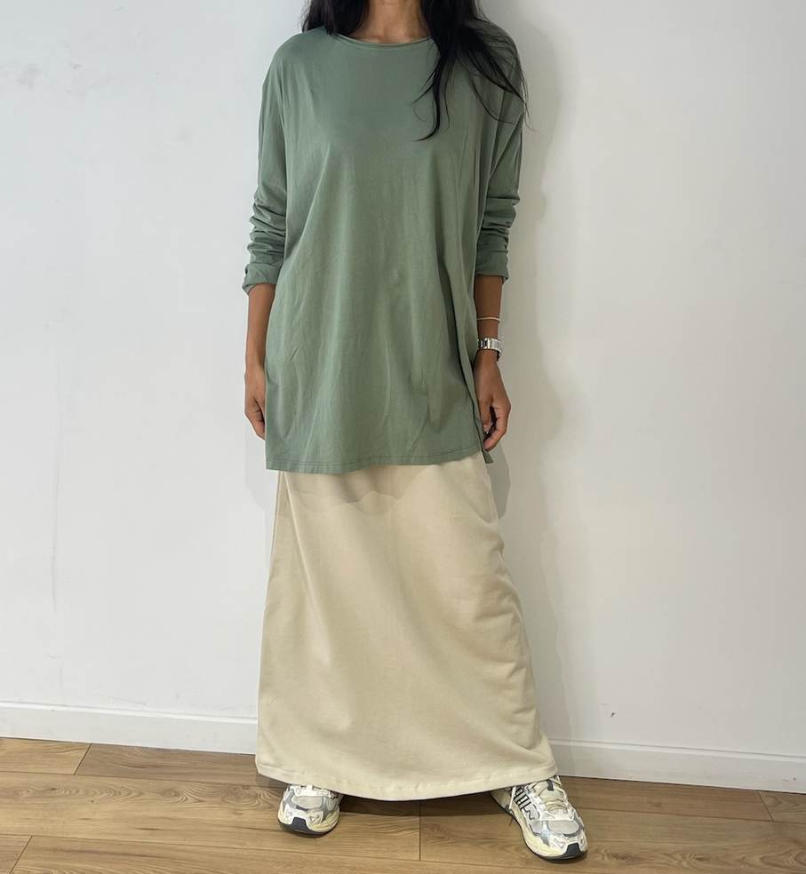 Haut oversize vert combiné à une jupe longue beige pour une tenue légère et féminine