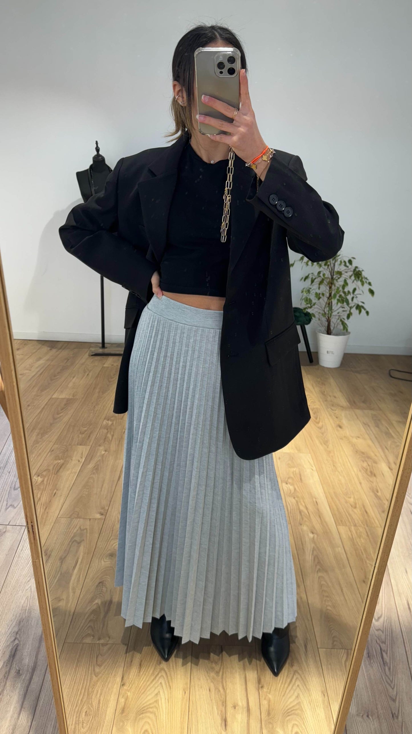 Selfie miroir jupe longue plissée grise et blazer noir