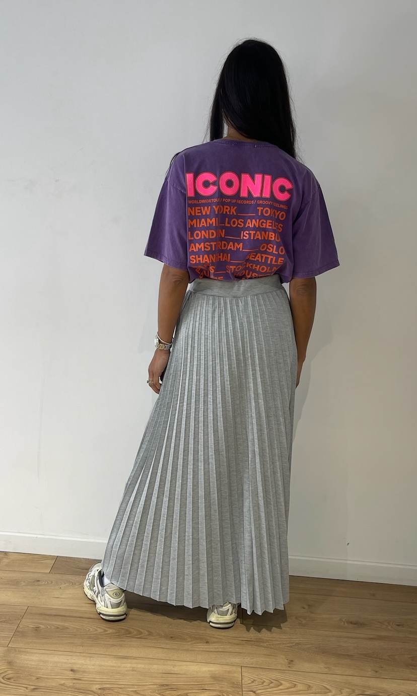Jupe longue plissée grise vue de dos avec tee-shirt violet