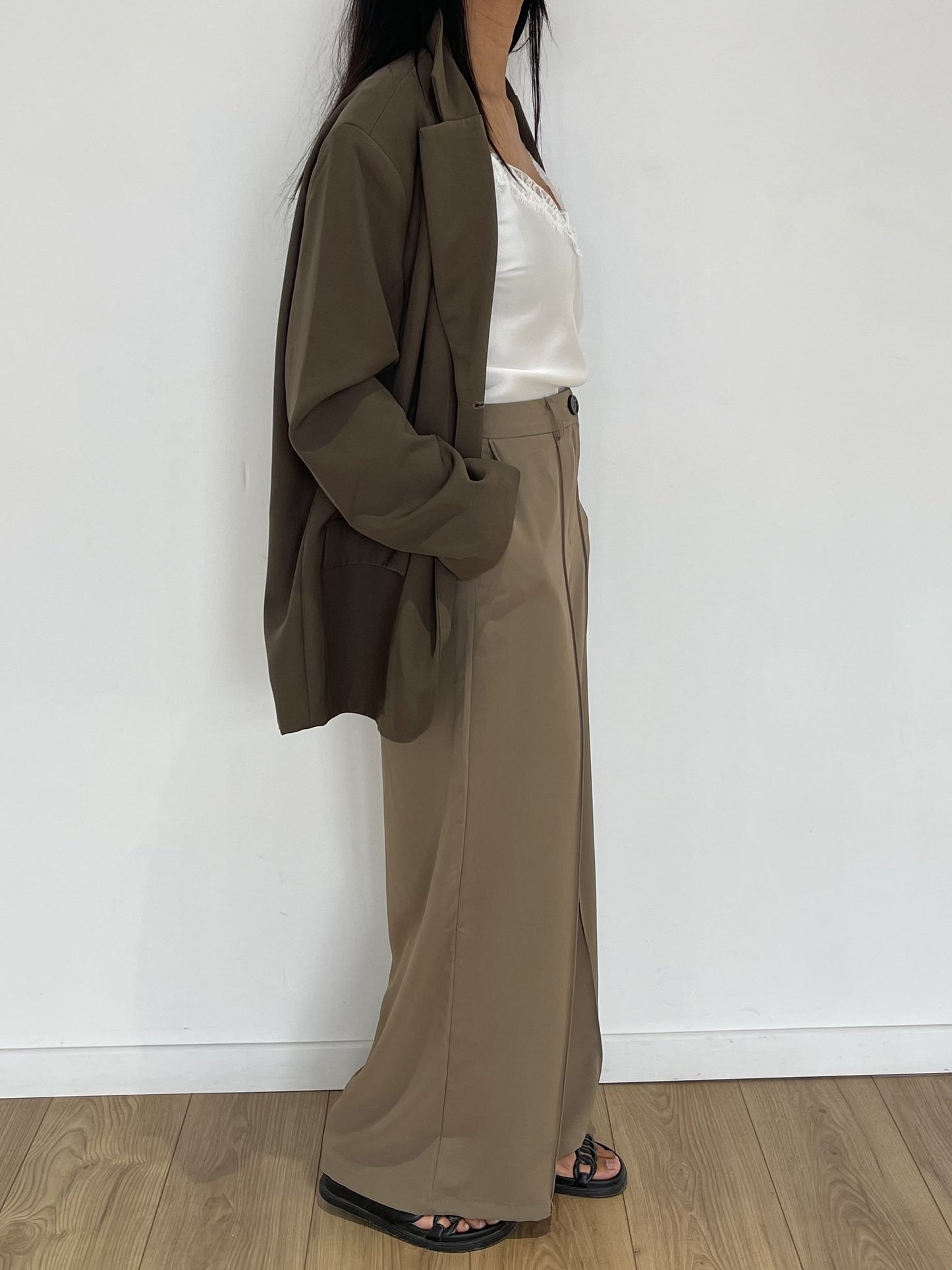 Look décontracté avec pantalon taupe ample pour un confort quotidien