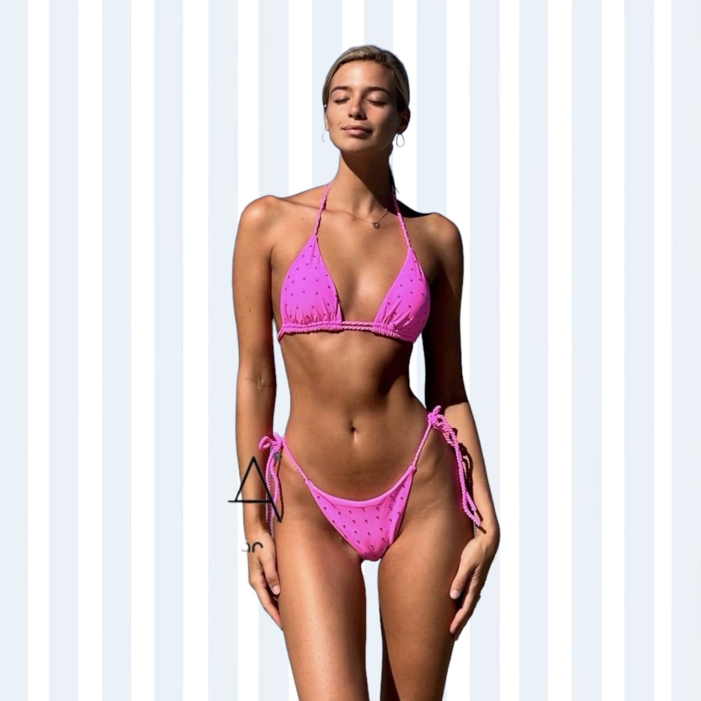 Maillot de bain bikini pour femme en rose, porté par un mannequin.