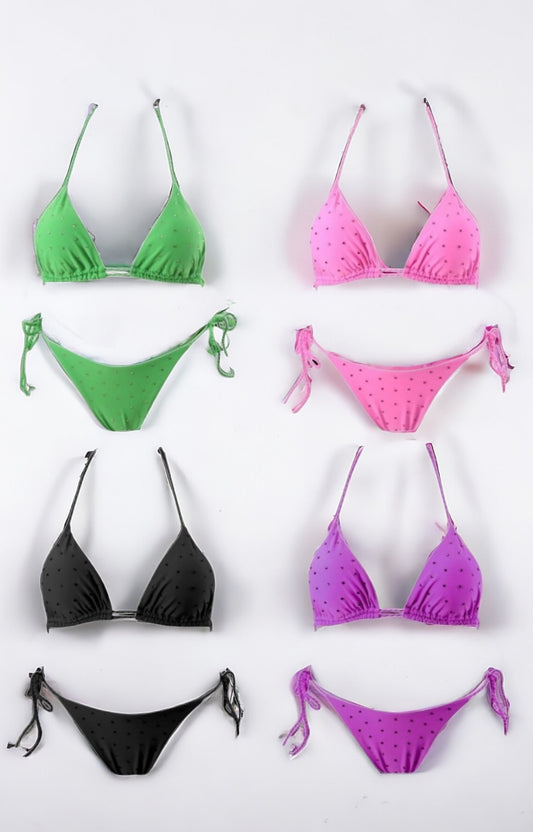 Maillots de bain bikinis pour femme en vert, rose, noir et violet.