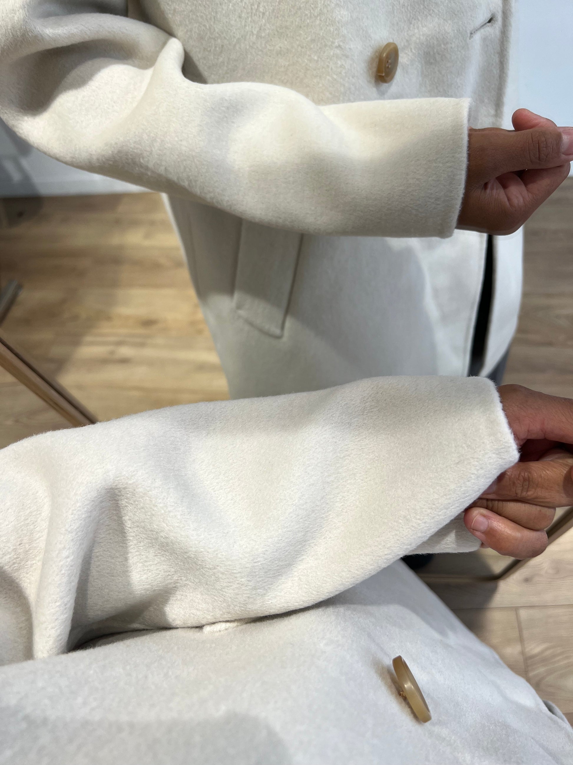 Détail du manteau court blanc cassé pour femme