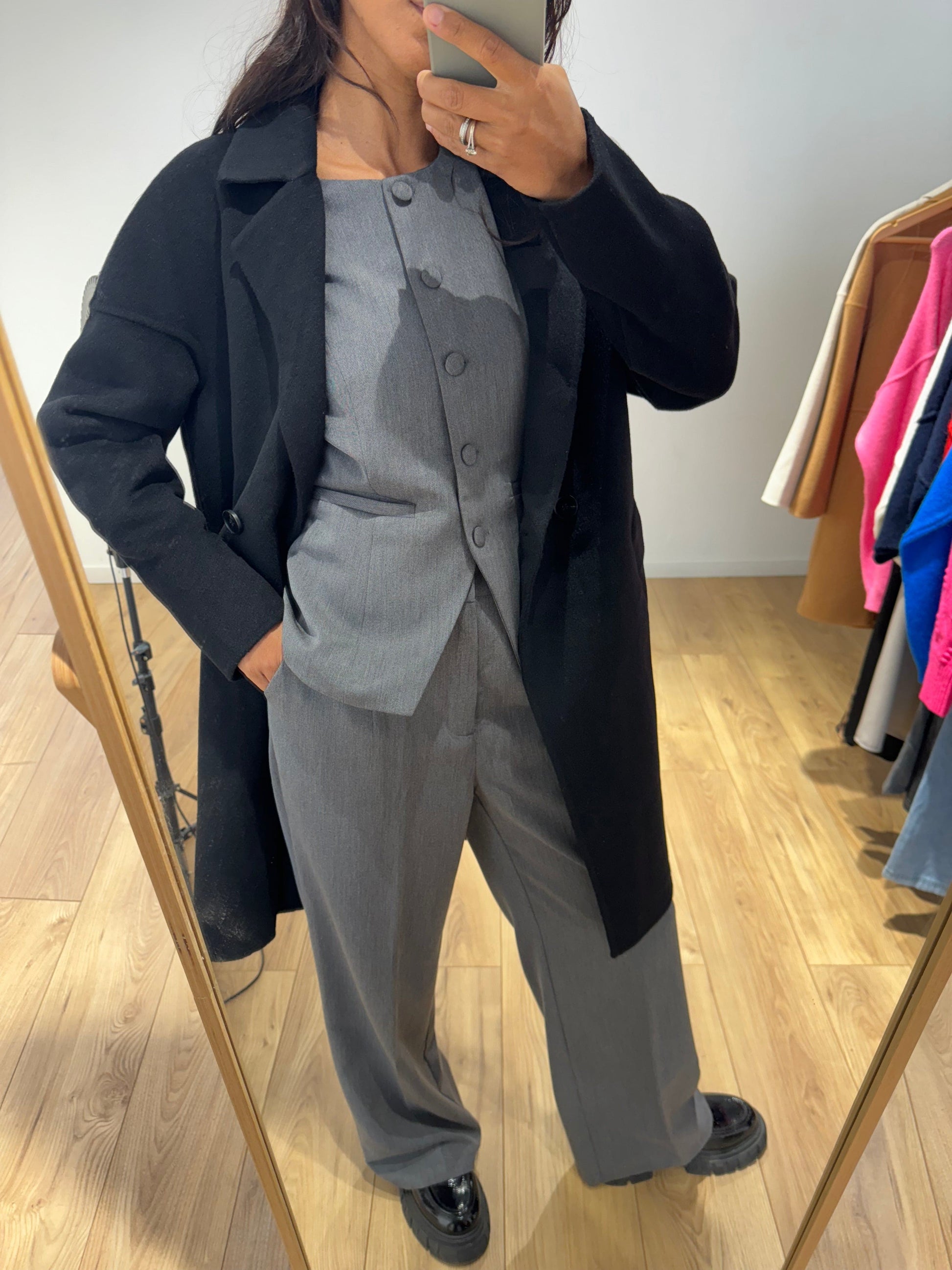 Ensemble complet avec un manteau court noir, pantalon gris