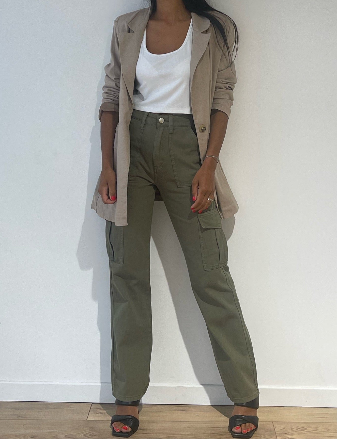 Femme portant un pantalon cargo vert olive avec une veste beige