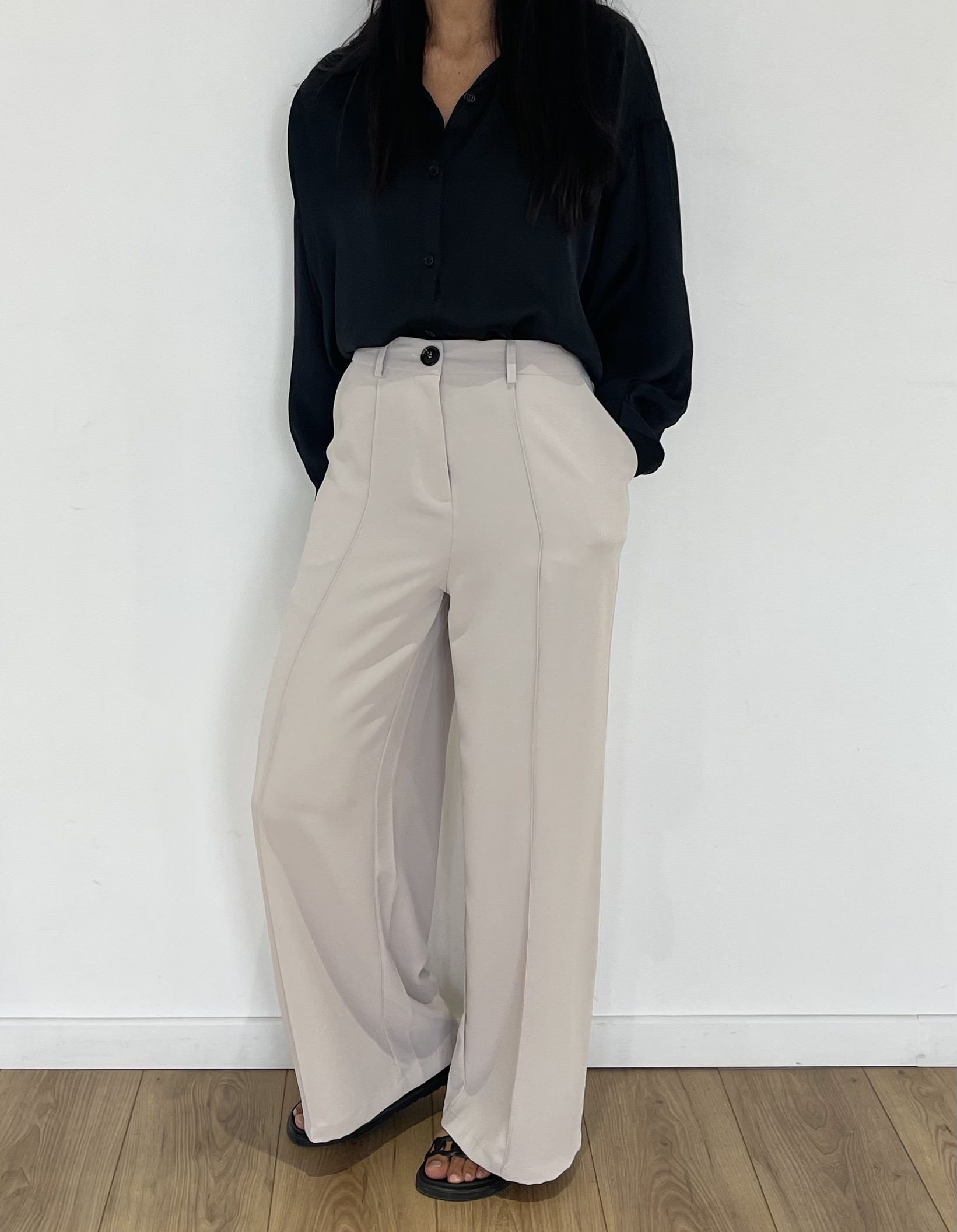 Pantalon beige droit avec une touche de raffinement pour tous les jours