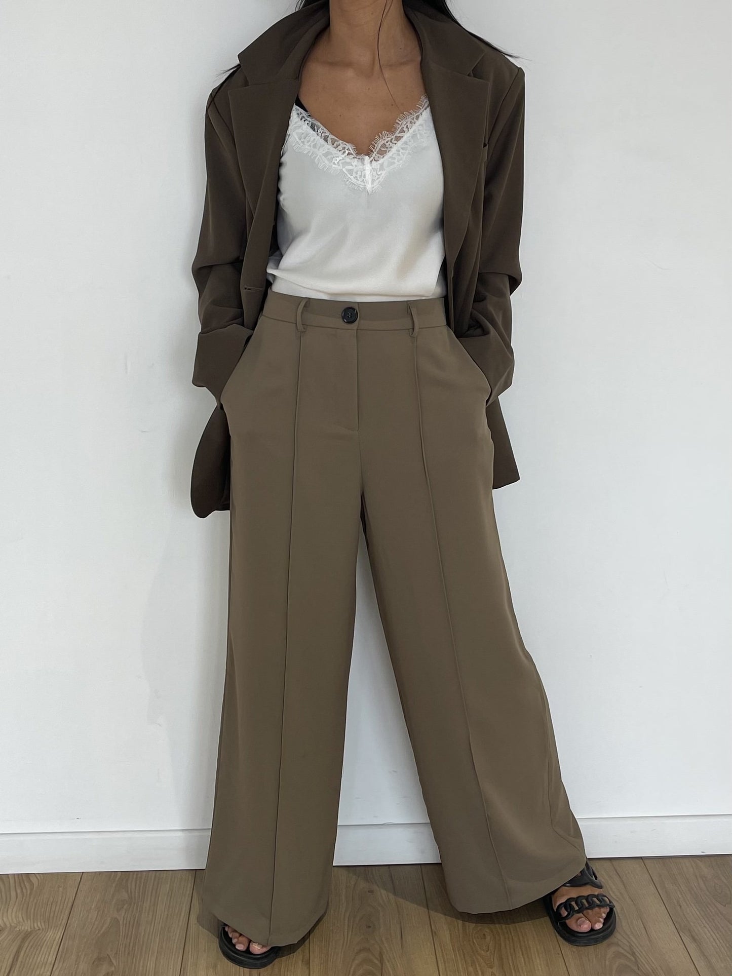 Ensemble professionnel avec pantalon taupe et blazer pour une tenue de travail chic