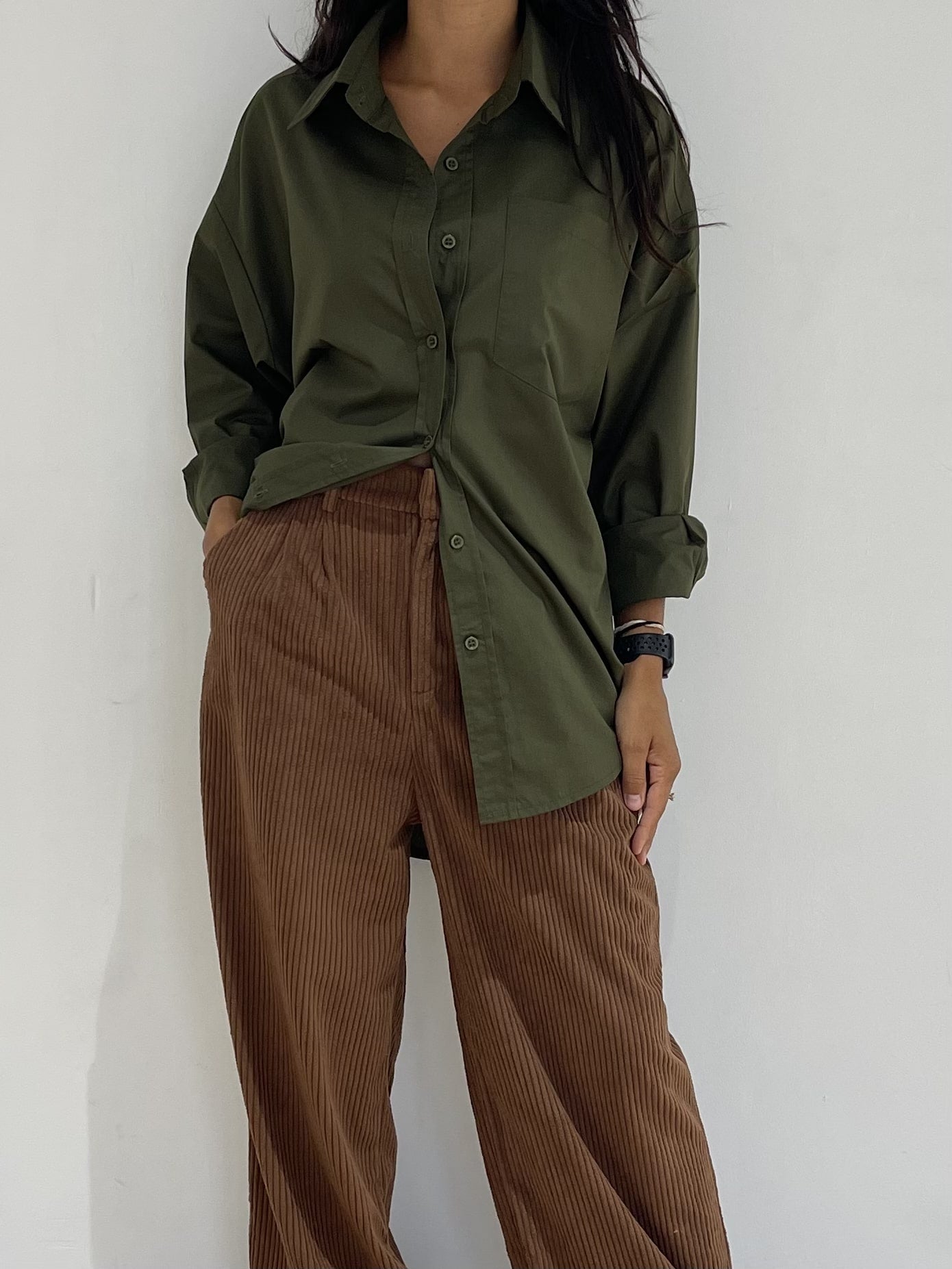 Pantalon en velours côtelé marron ample, chic et confortable pour femme