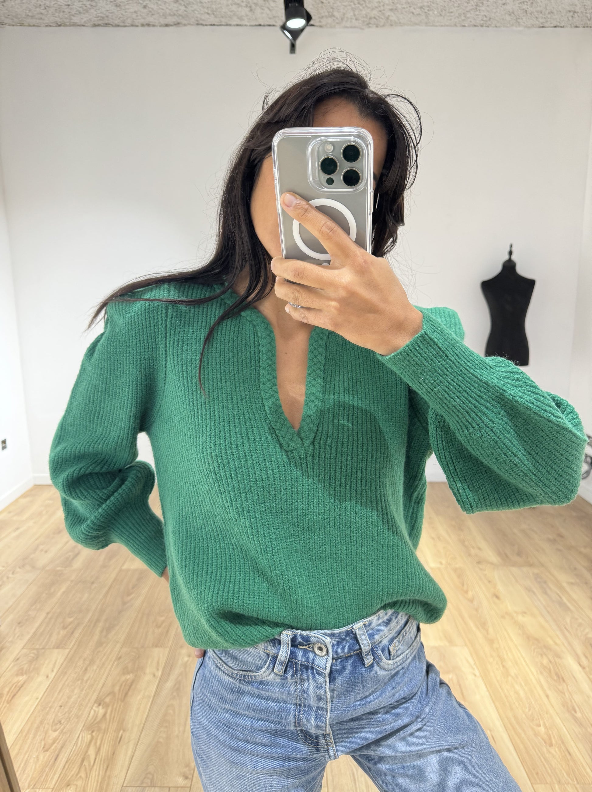 Pull col V tressé vert en maille fine avec motif tressé