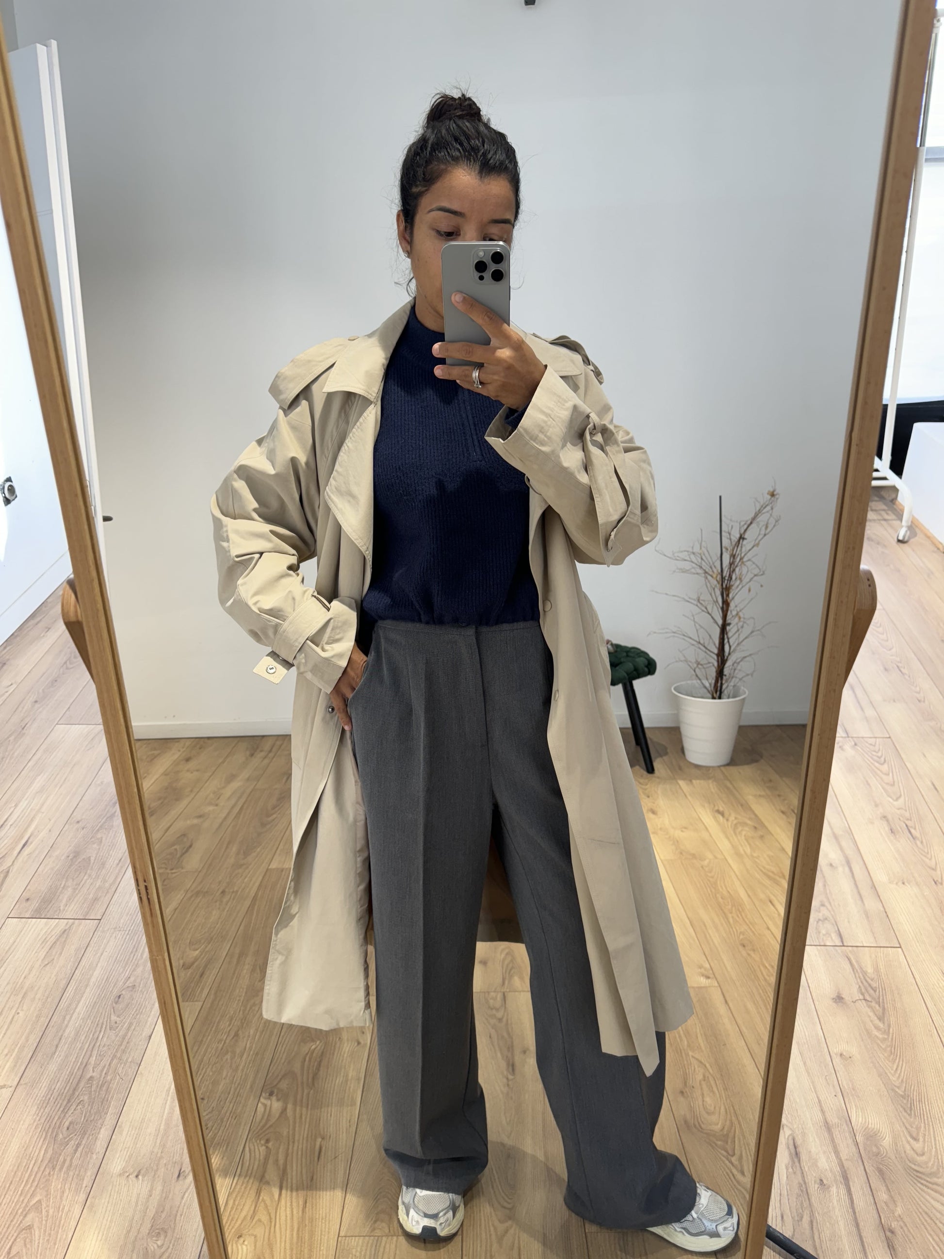 Pull marin femme bleu marine avec trench beige, look d’automne complet en miroir.