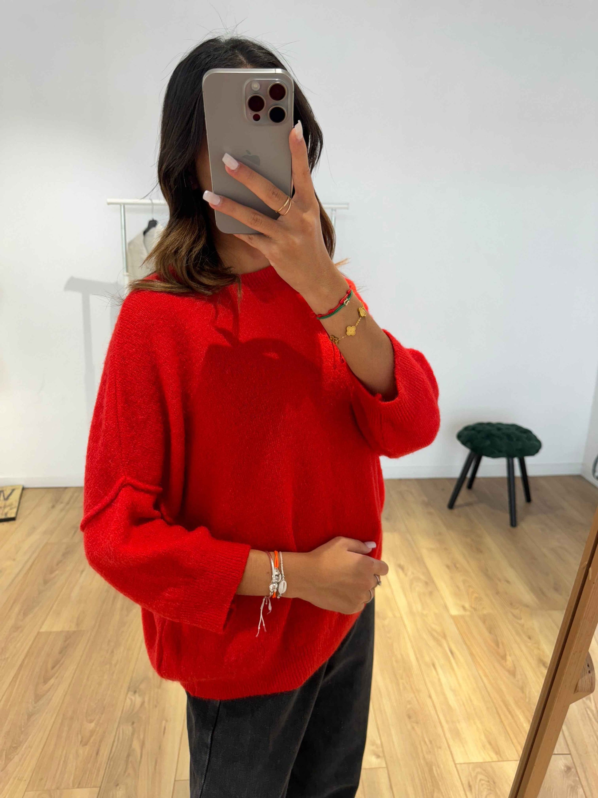 Femme en pull rouge avec manches trois quarts