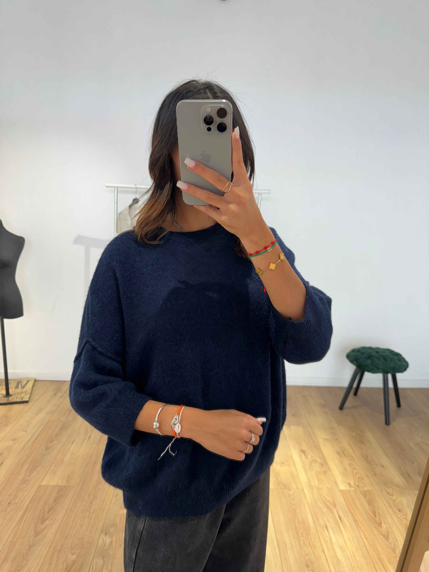 Femme portant un pull bleu marine avec manches trois quarts, look décontracté.