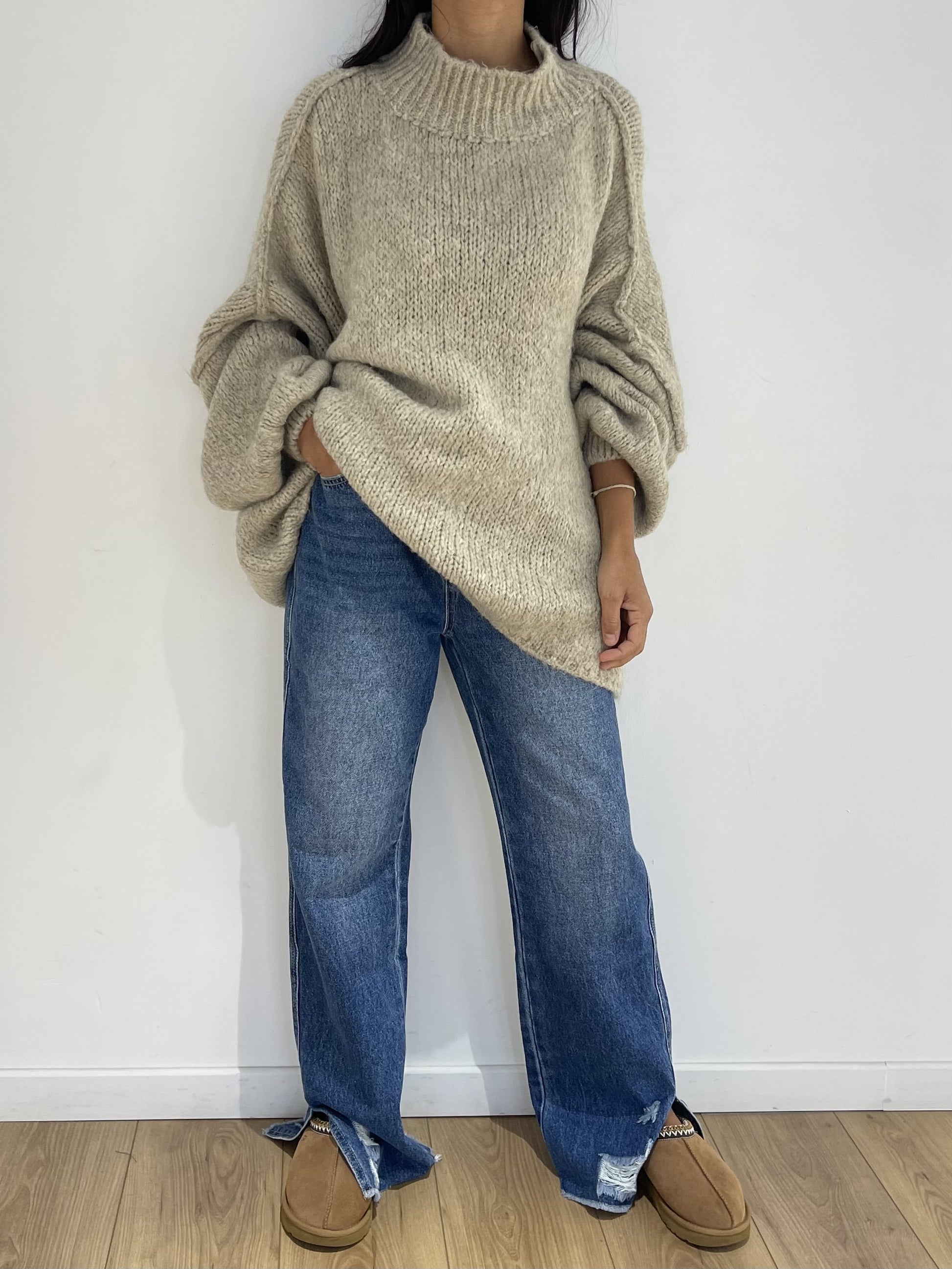 Tenue quotidienne avec pull oversize en laine beige et jean évasé