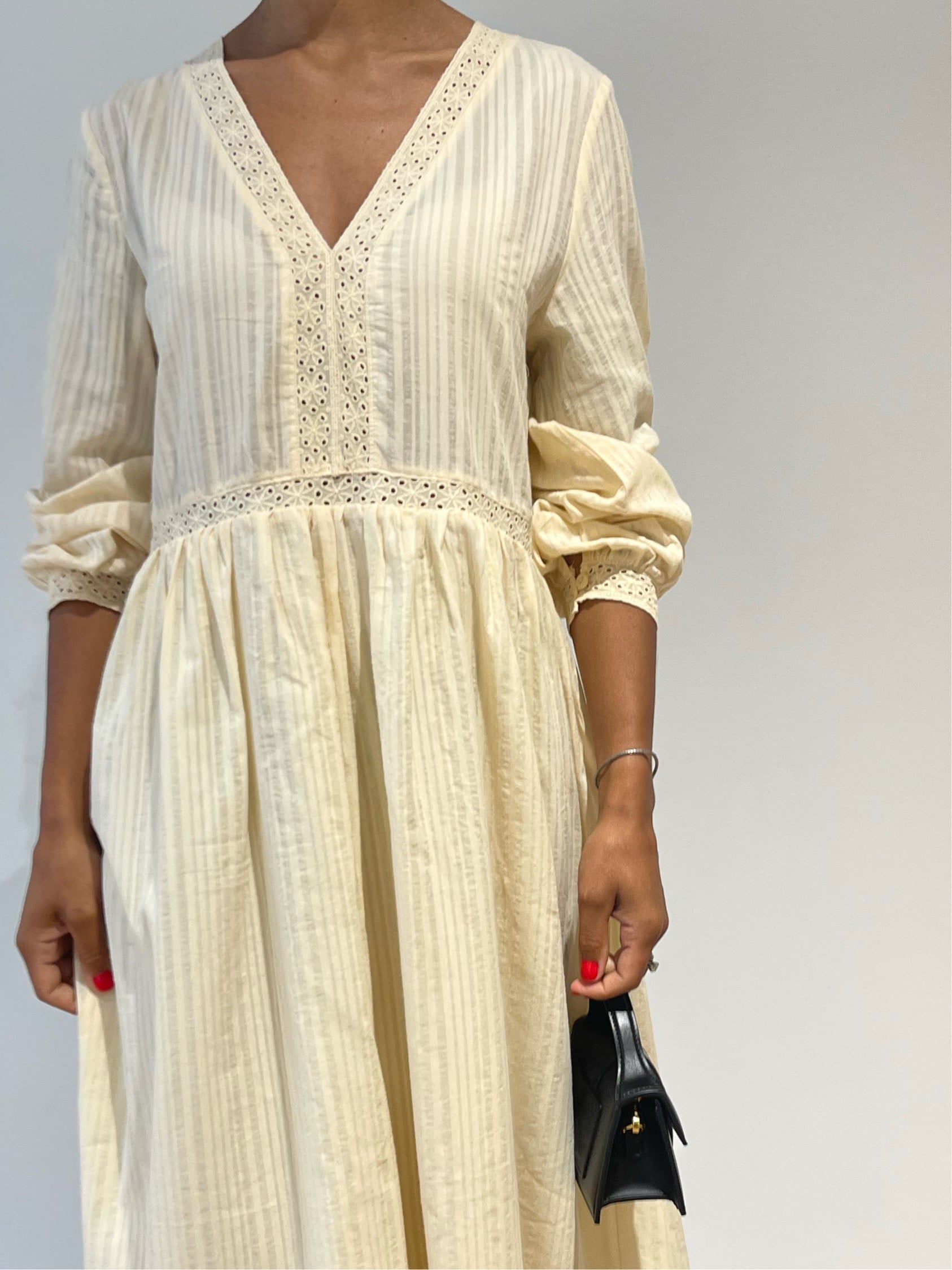 Robe en coton écrue avec broderie fine et décolleté en V