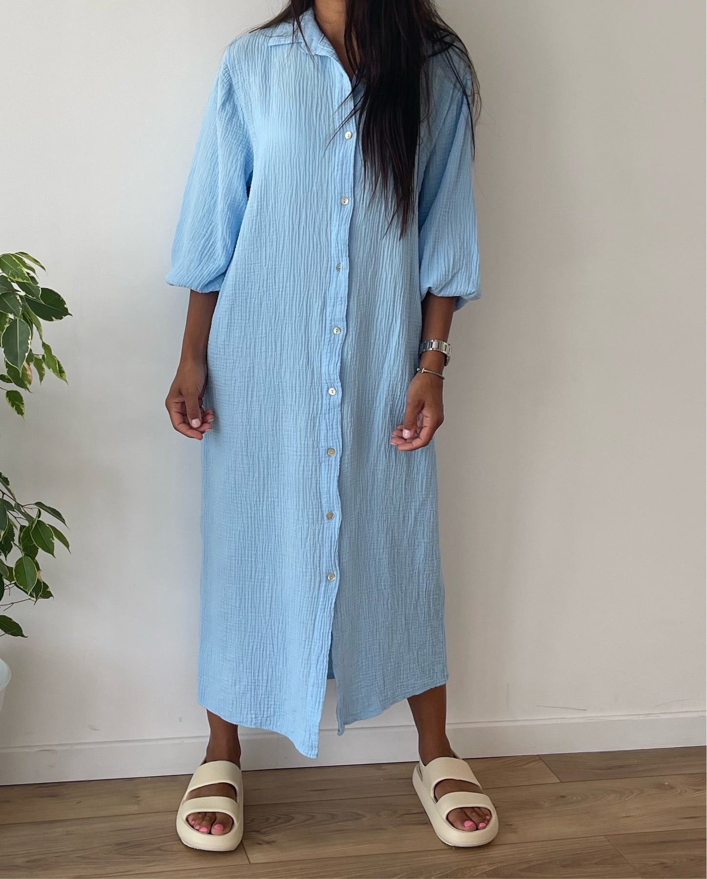 Robe estivale en gaze de coton bleu clair à manches courtes