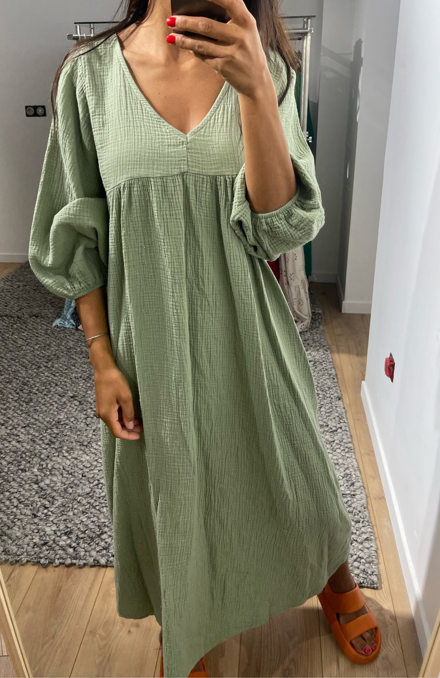 Robe ample en gaze de coton vert sauge à col V et manches trois-quarts