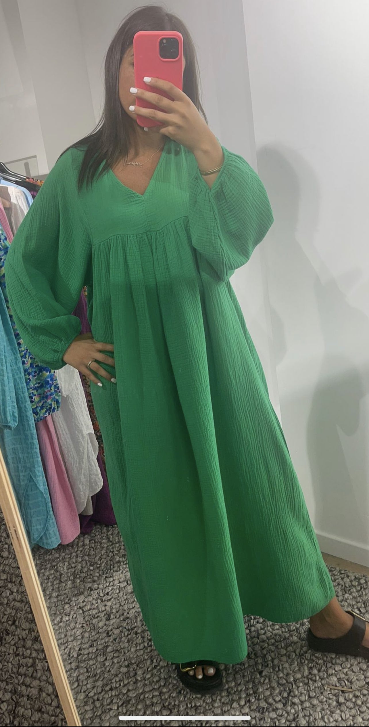 Robe en gaze de coton vert vif, coupe ample pour un confort tout au long de la journée