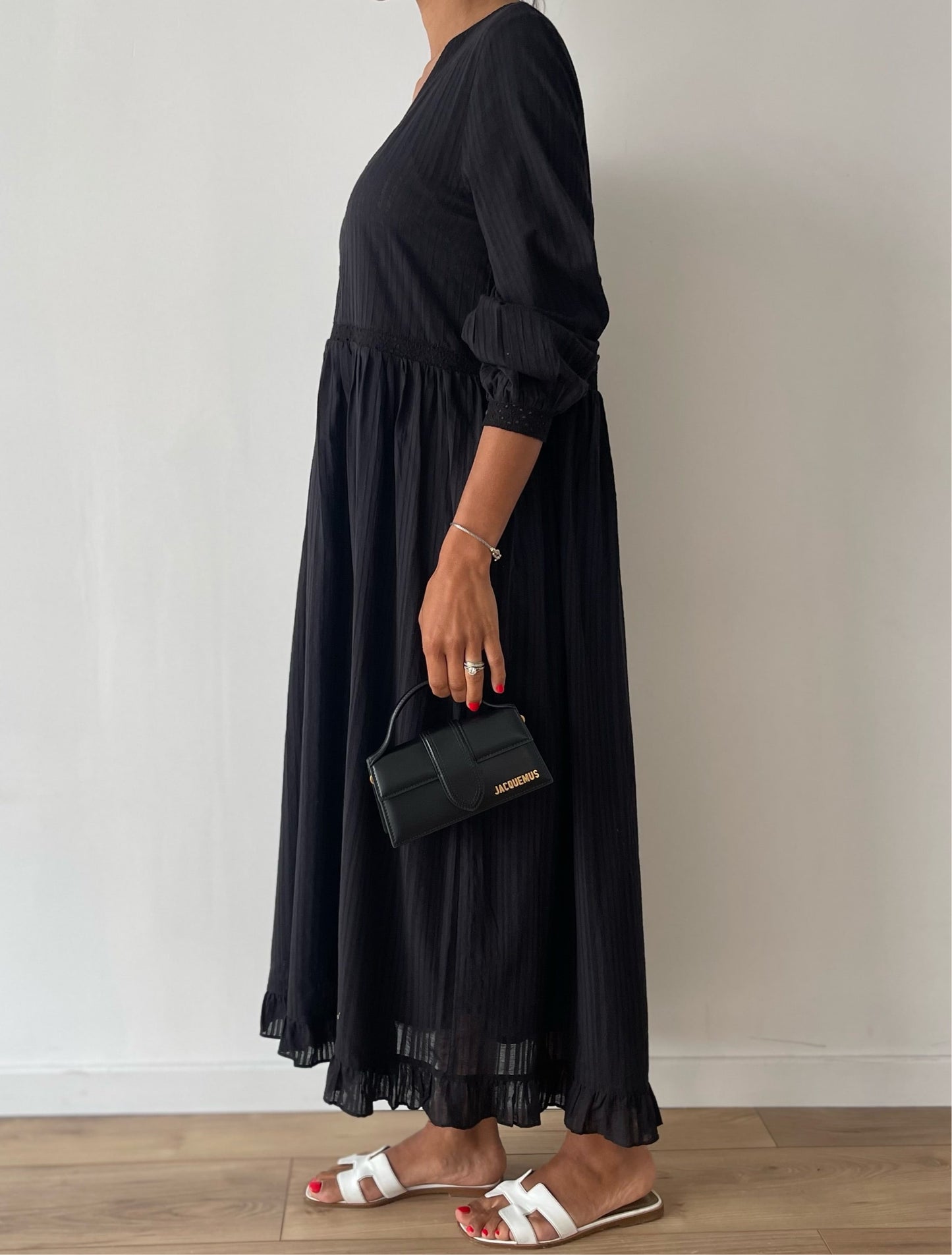 Robe en coton noir avec broderie artisanale et ourlet volanté