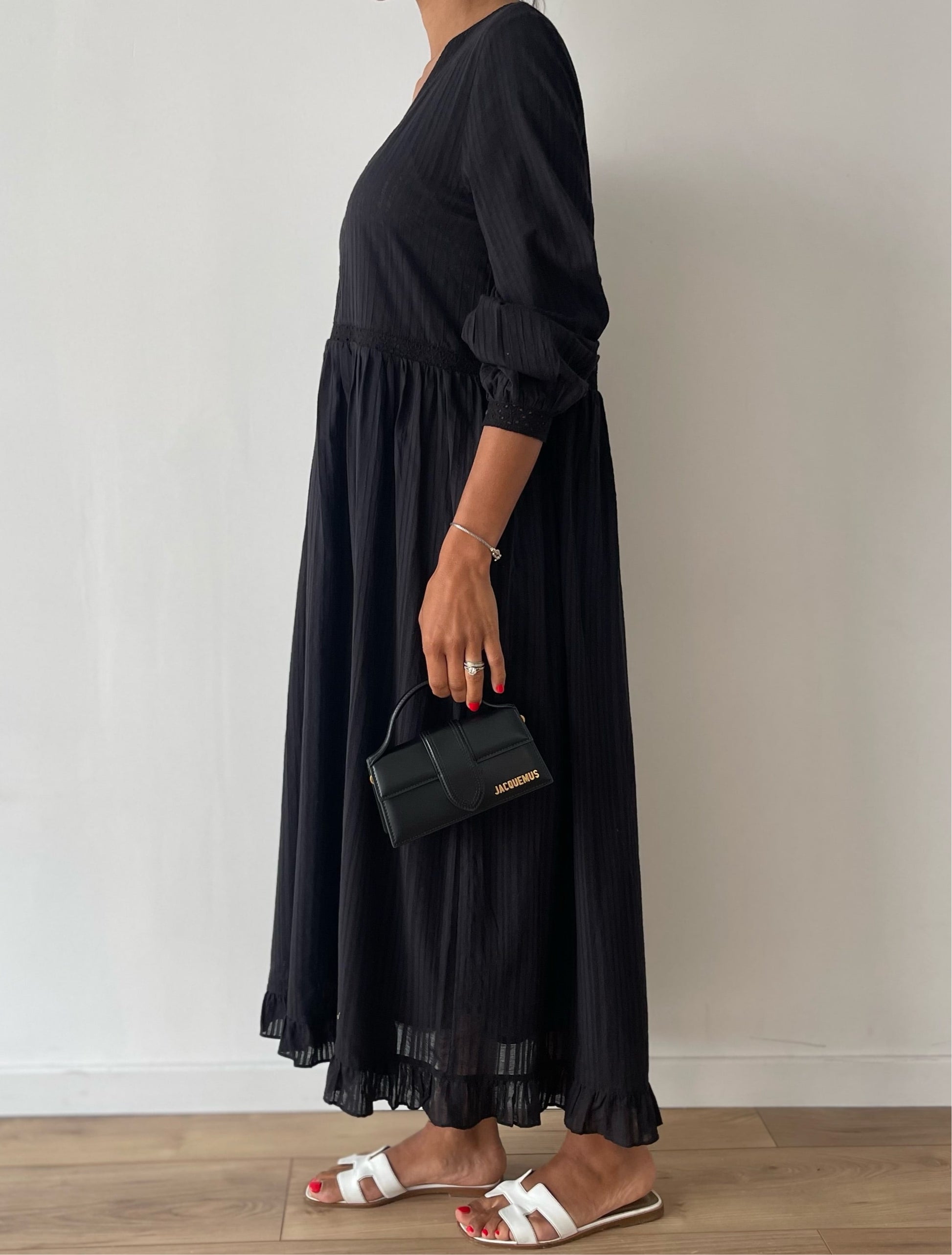 Robe en coton noir avec broderie artisanale et ourlet volanté