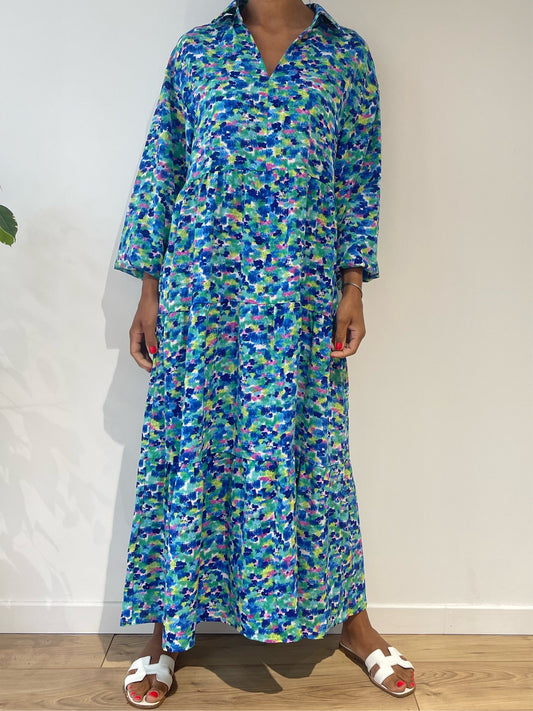 Robe longue à motif aquarelle en bleu et vert avec détails multicolores, vue de face