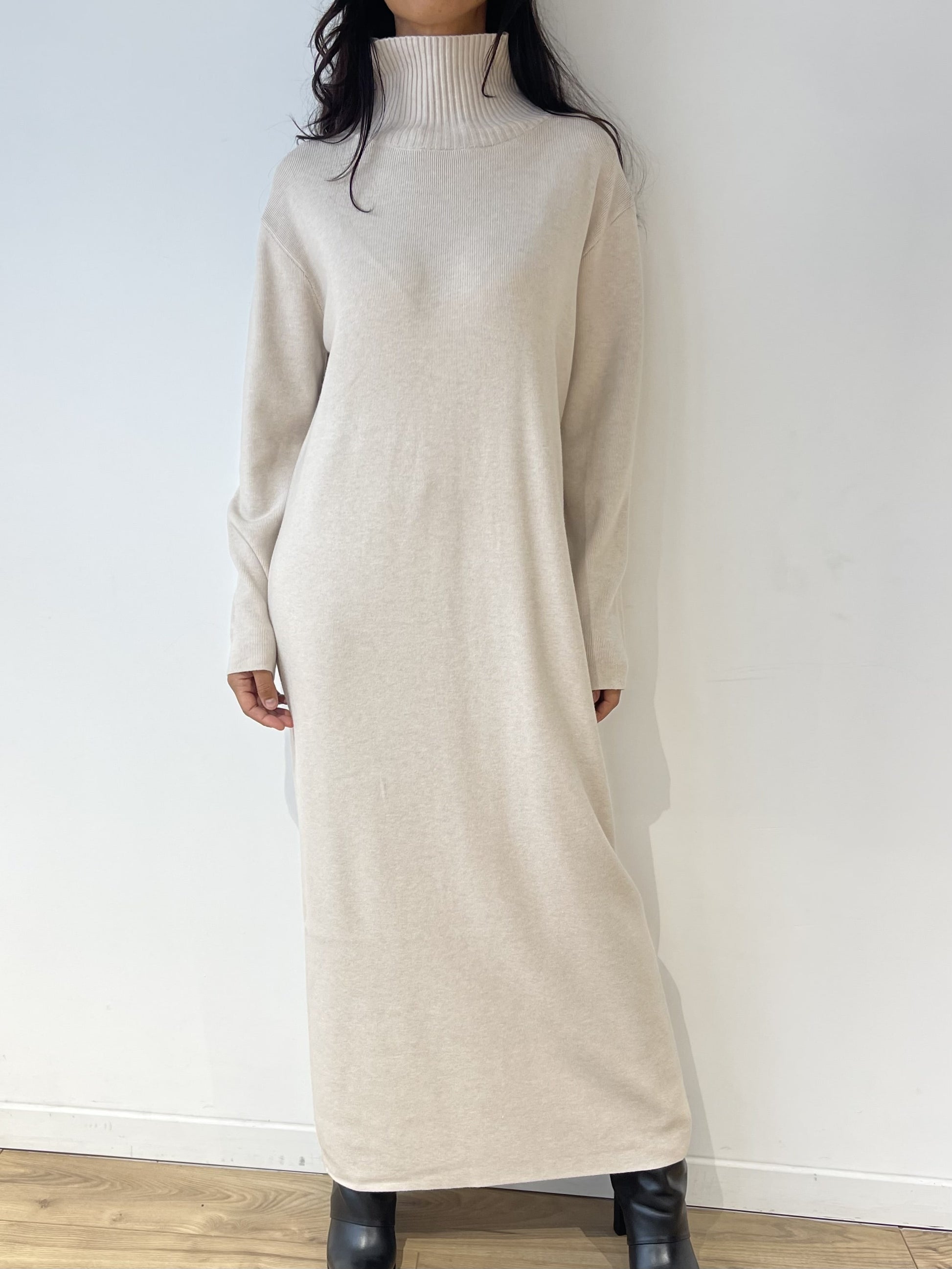 Robe longue en maille beige pour femme, col montant, coupe droite, style intemporel.