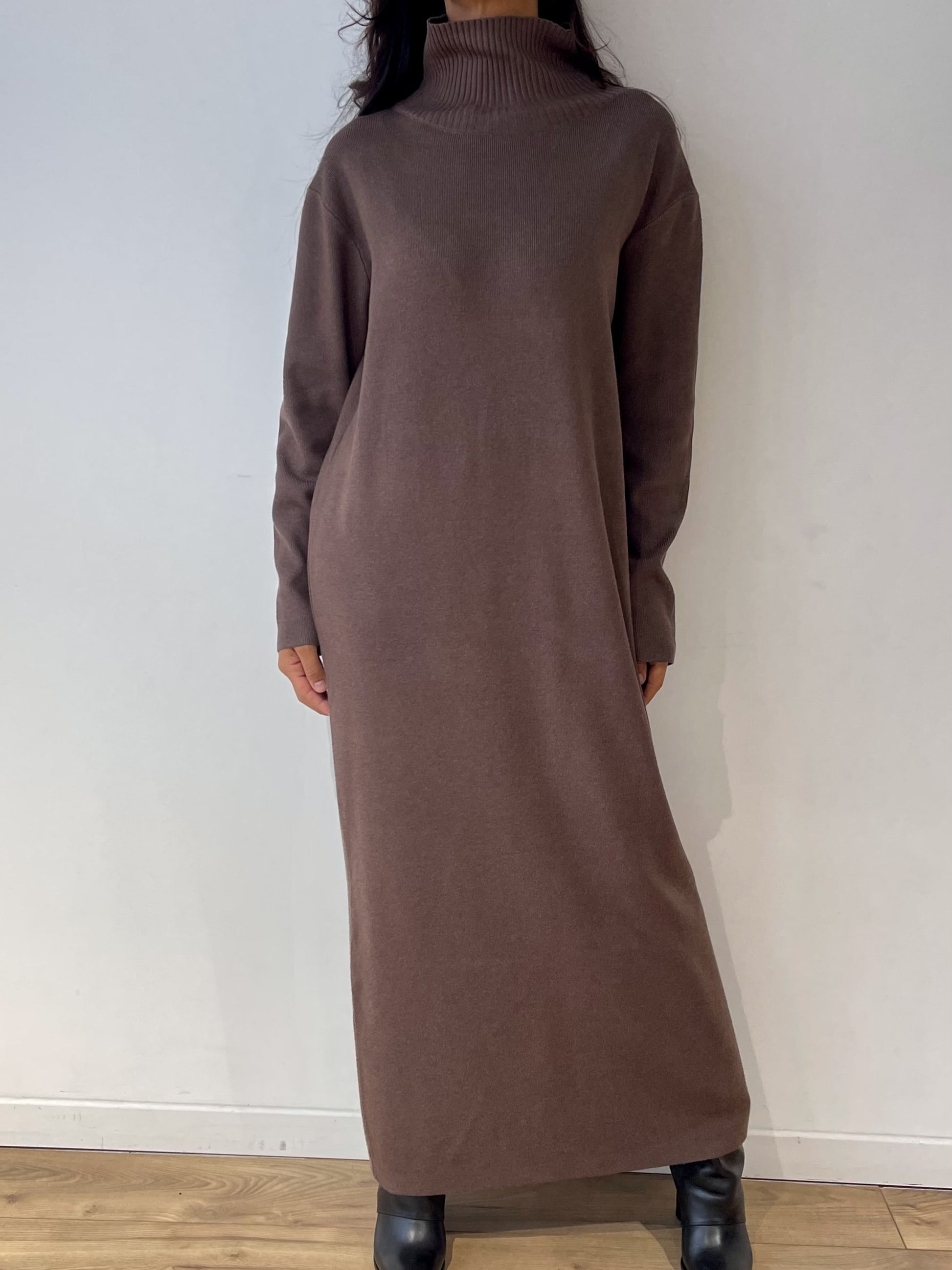 Robe en maille marron avec col montant et coupe fluide, vue complète.