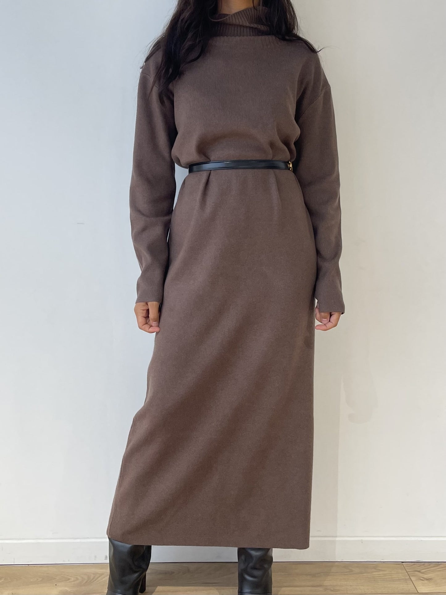 Robe longue marron en maille cintrée avec ceinture noire, style élégant.