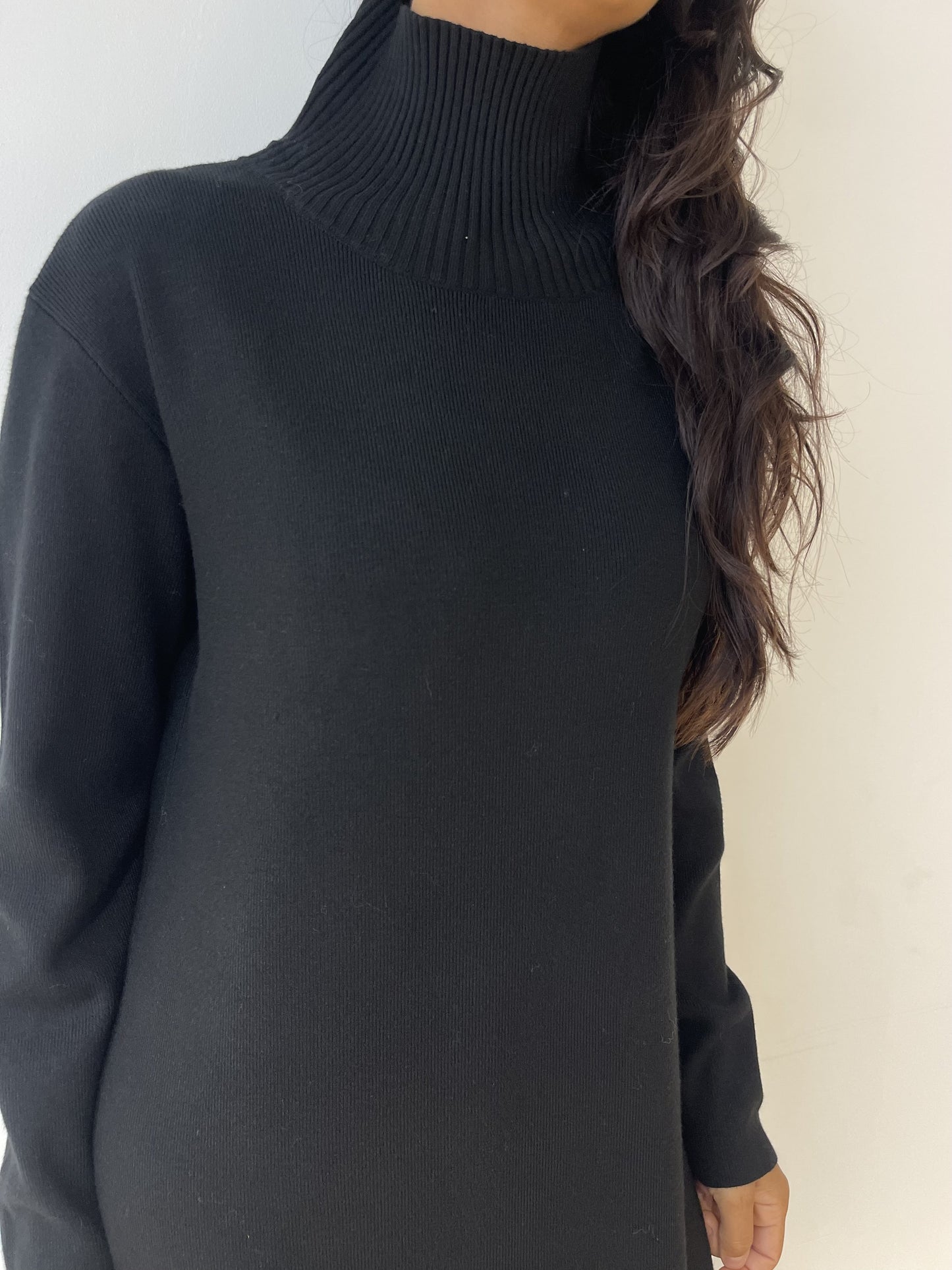 Robe noire en maille col montant pour femme, élégance minimaliste, vue rapprochée.