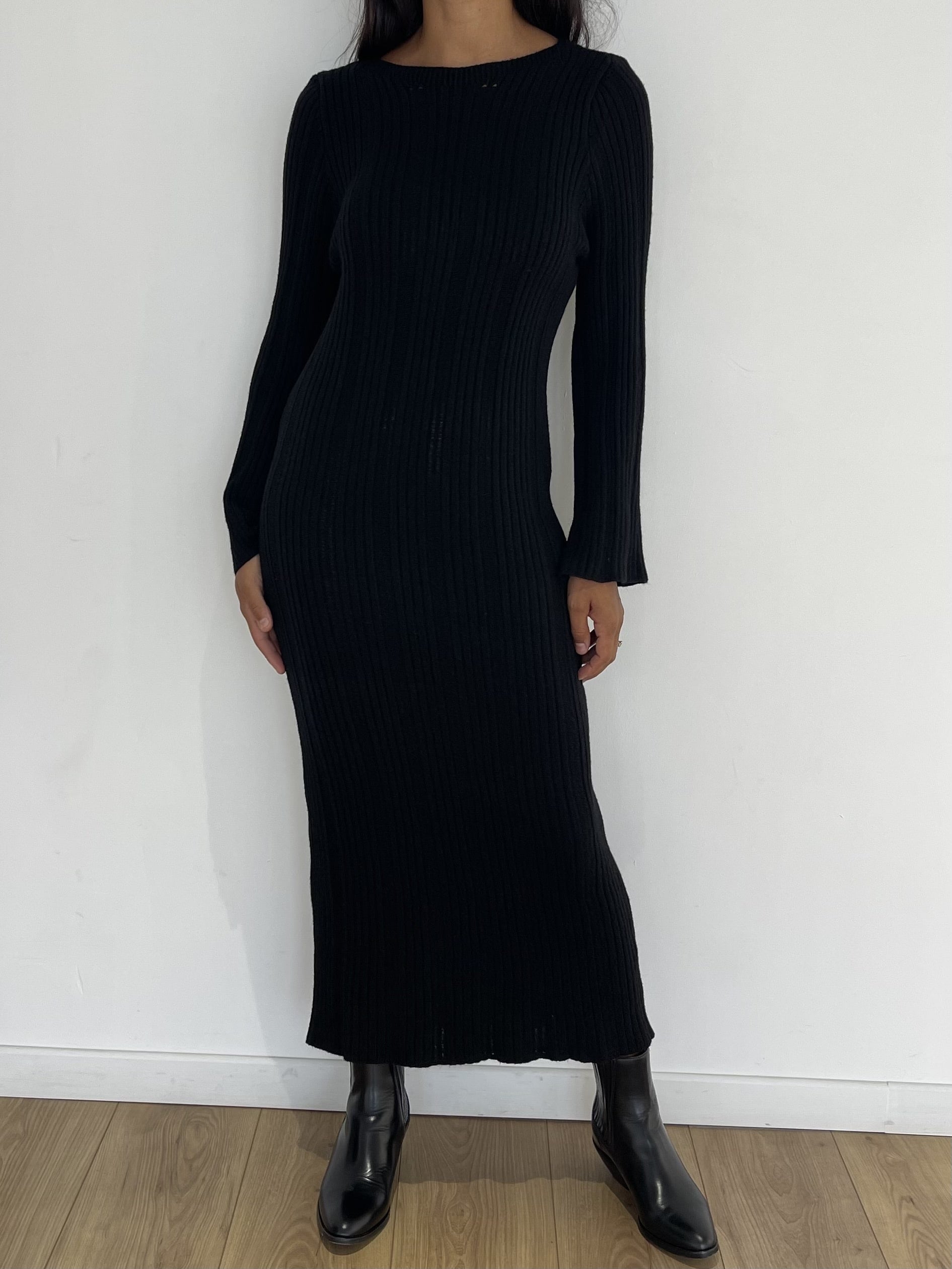 Robe longue en maille noire, coupe ajustée et élégante pour sorties