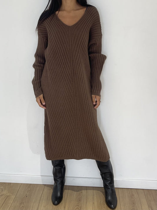 Robe en grosse maille marron avec col V et manches longues pour femme