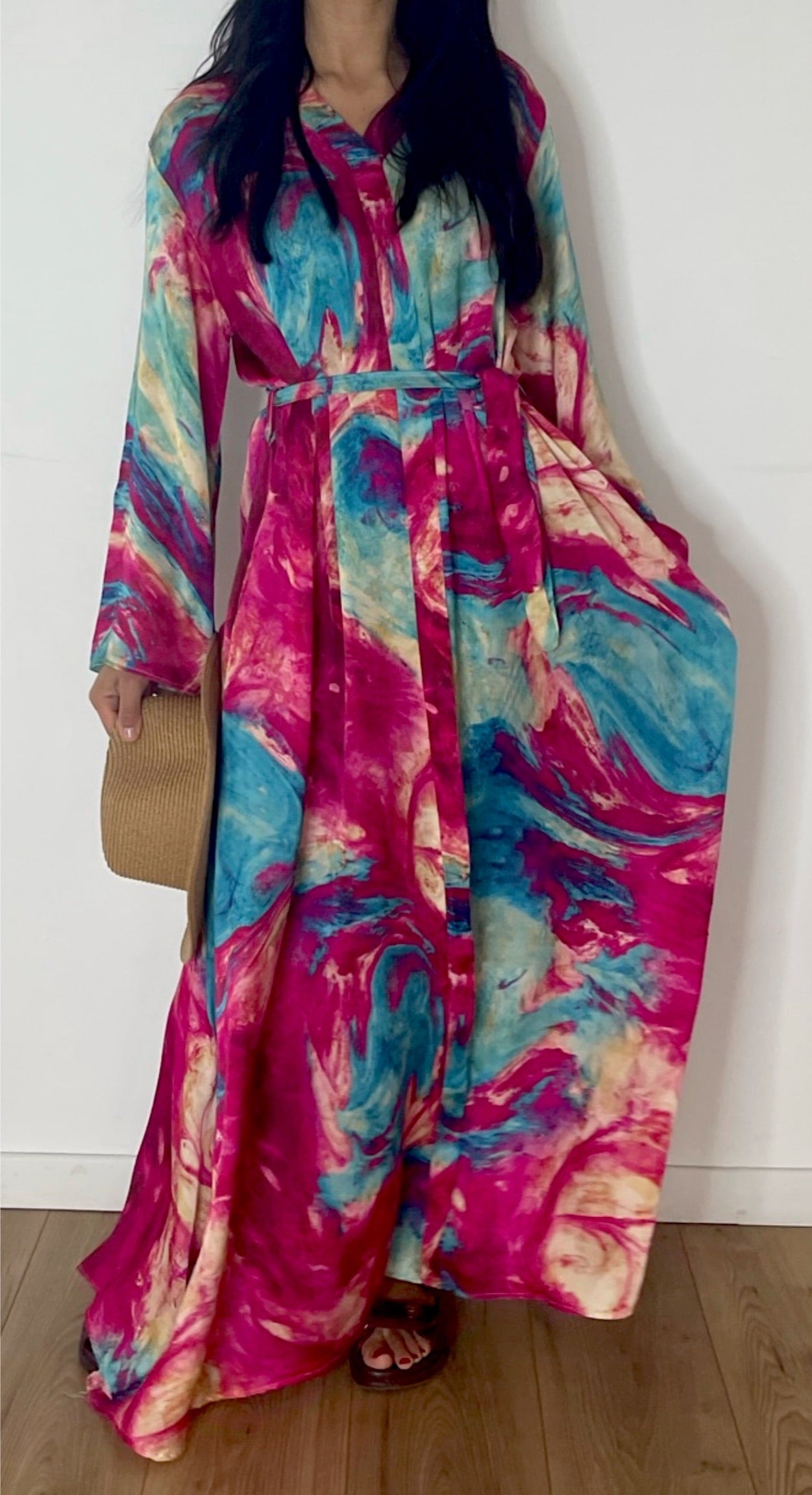 Robe bohème chic en rose et bleu, parfaite pour diverses occasions.