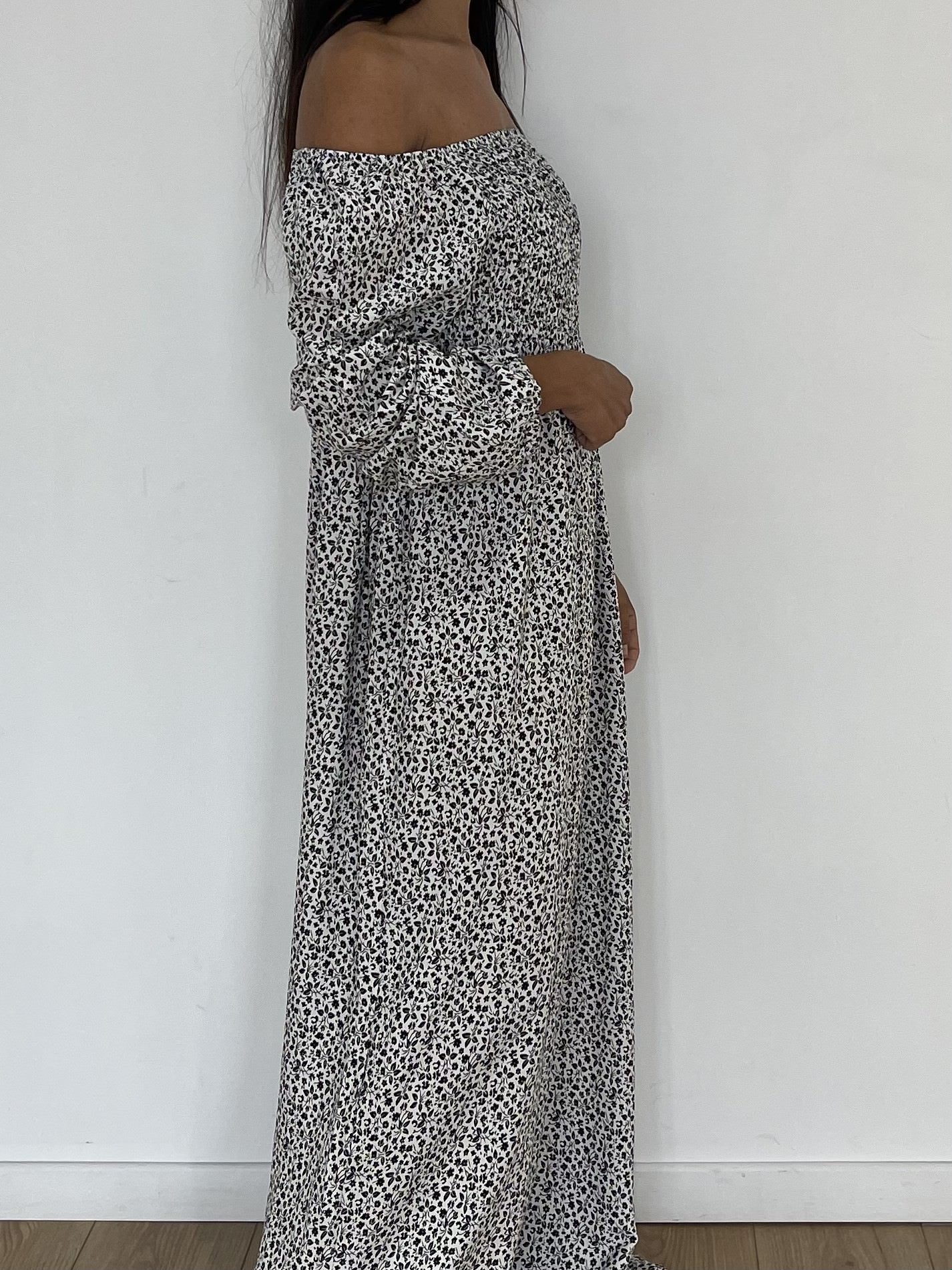 Robe maxi à imprimé noir et blanc avec épaules dévoilées, parfait pour l'été