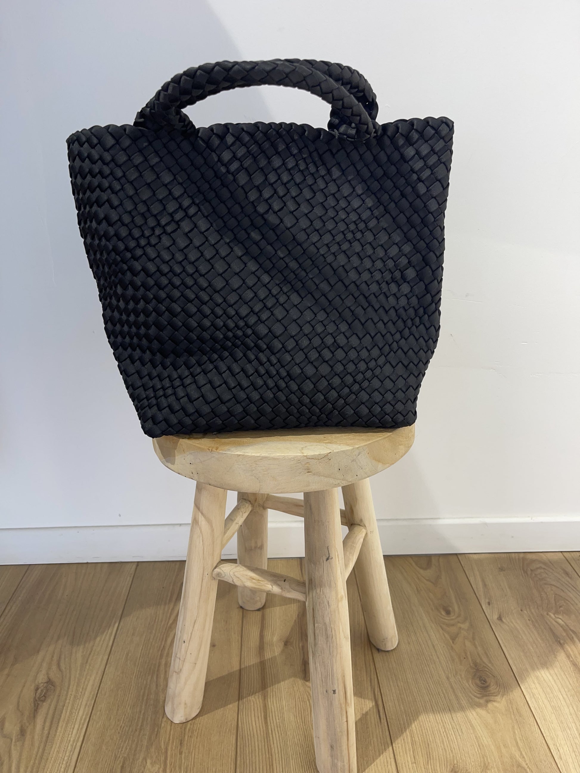 Sac Tega maxi noir, combinant confort et capacité pour un style décontracté.