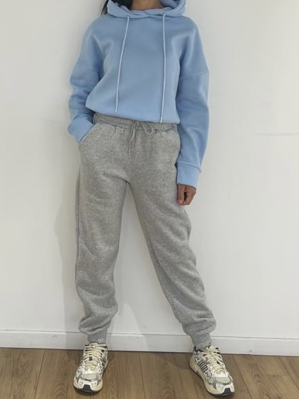 ensemble de détente avec sweat à capuche bleu et pantalon gris pour femme